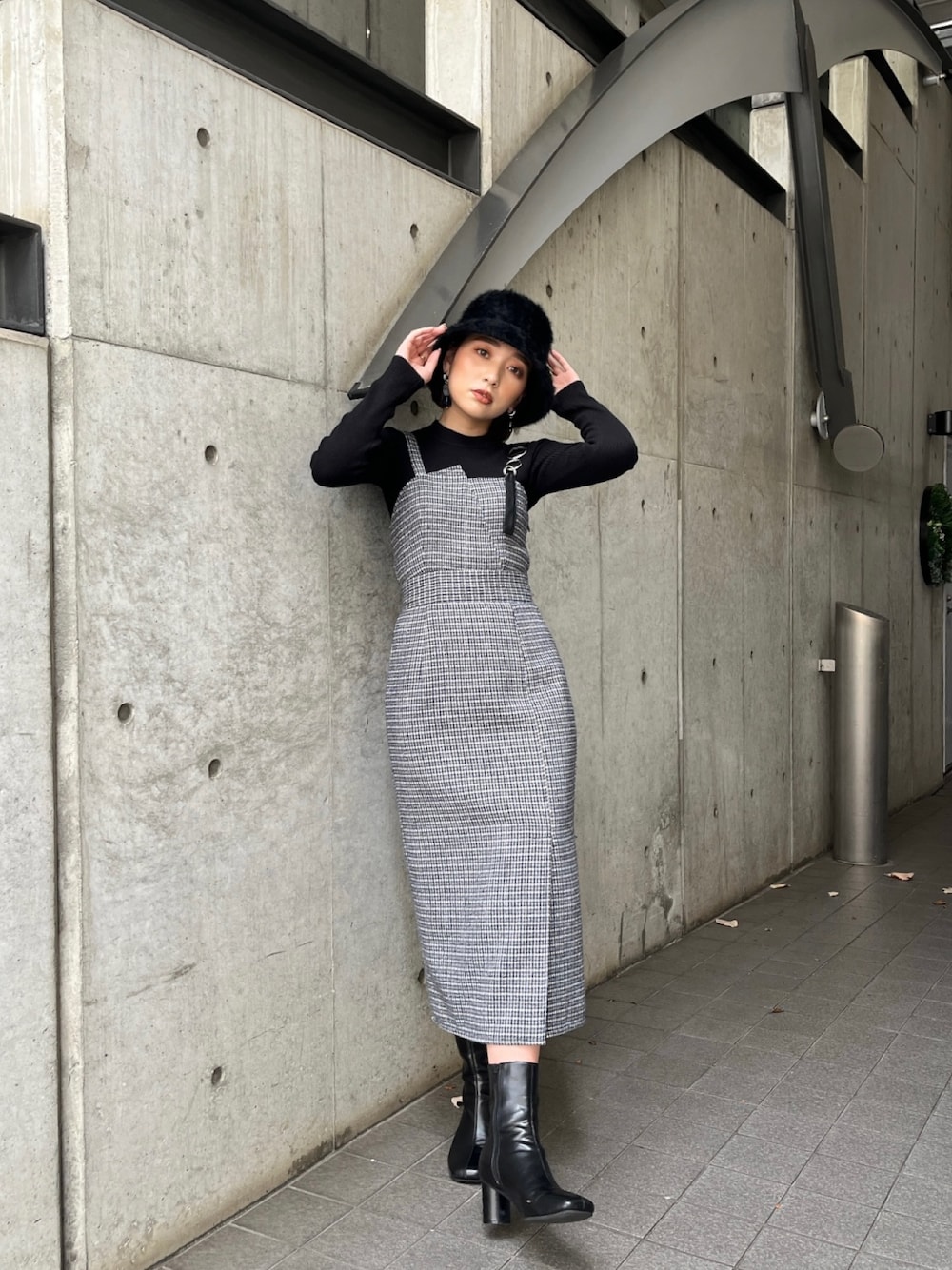 その他のワンピース、ブラック系のニット/セーター、ブラック系のブーツを着用したレディースの秋コーディネートの1枚目の写真