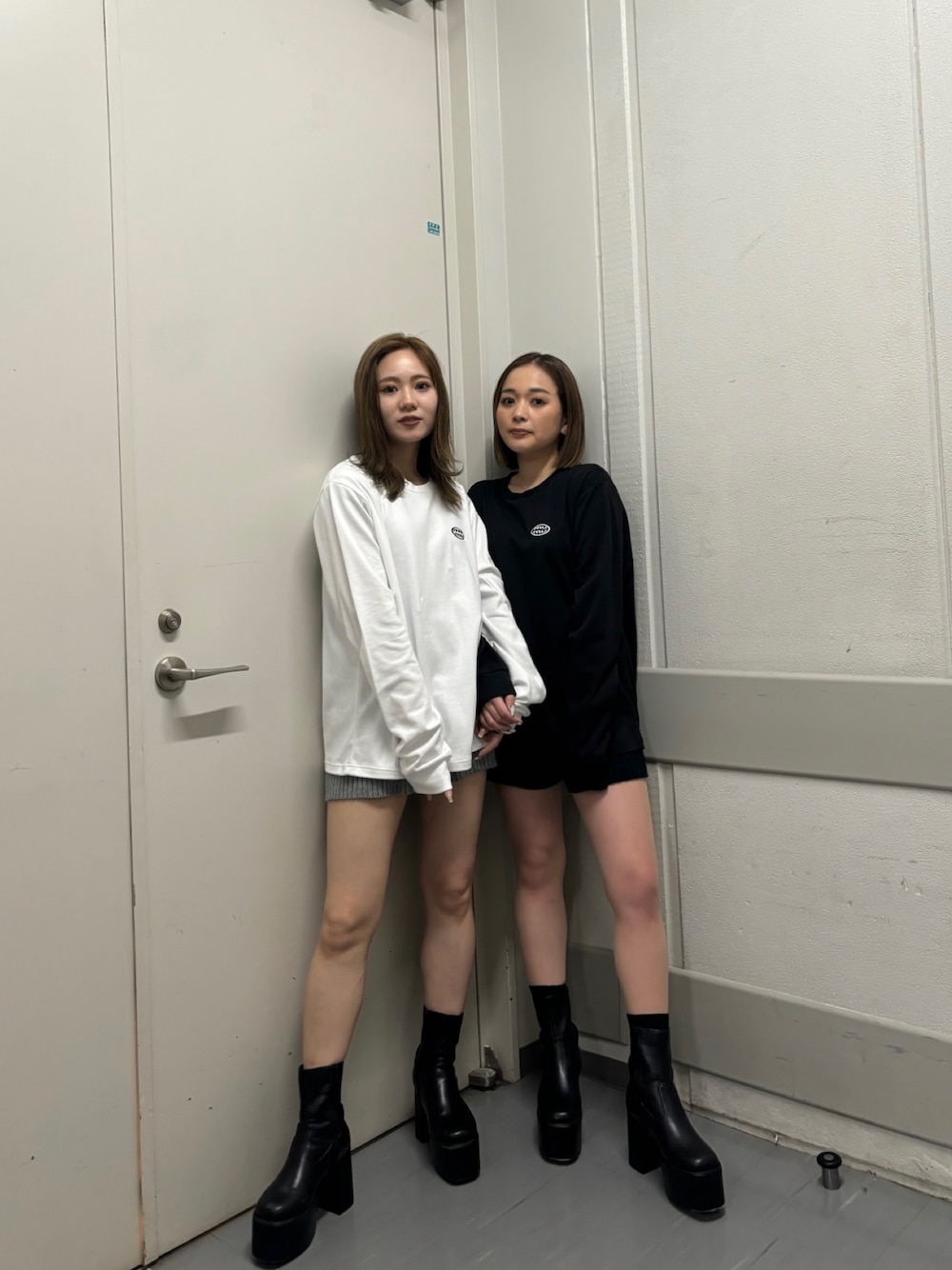 ブラック系のTシャツ/カットソー、ブラック系のブーツ、ブラック系のその他パンツを着用したレディースの冬コーディネートの1枚目の写真