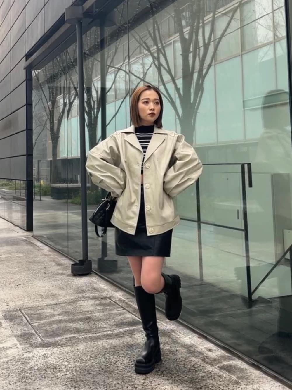 その他のニット/セーター、ホワイト系のブルゾン、ブラック系のブーツを着用したレディースの冬コーディネートの1枚目の写真