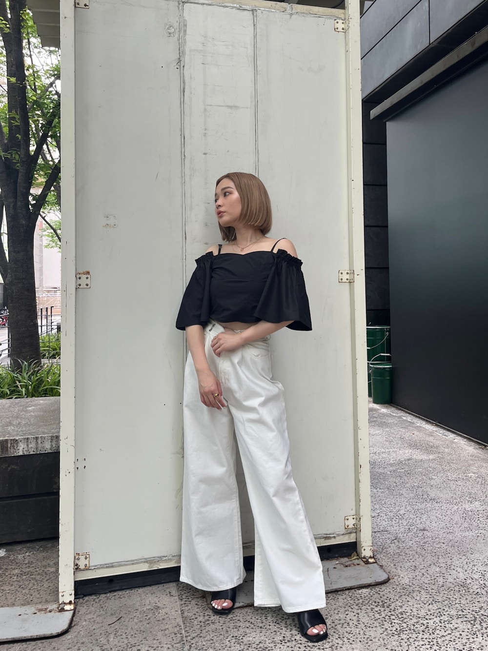 ブラック系のシャツ/ブラウス、ホワイト系のデニムパンツ、ブラック系のサンダルを着用したレディースの夏コーディネートの1枚目の写真