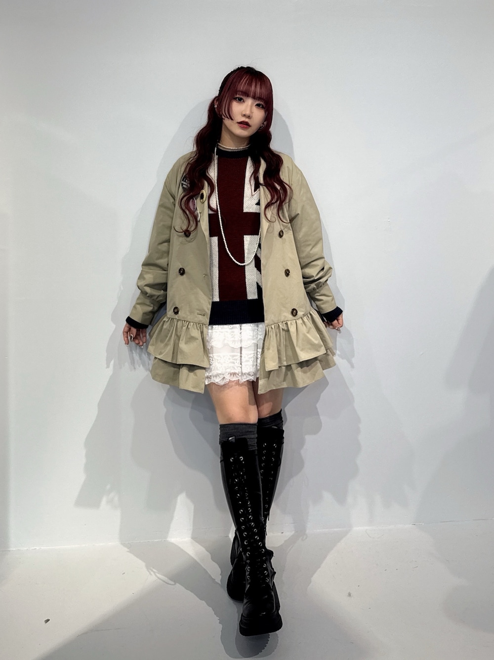 ベージュ系のワンピース、ブルー系のニット/セーター、ホワイト系のその他パンツを着用したレディースの秋コーディネートの1枚目の写真