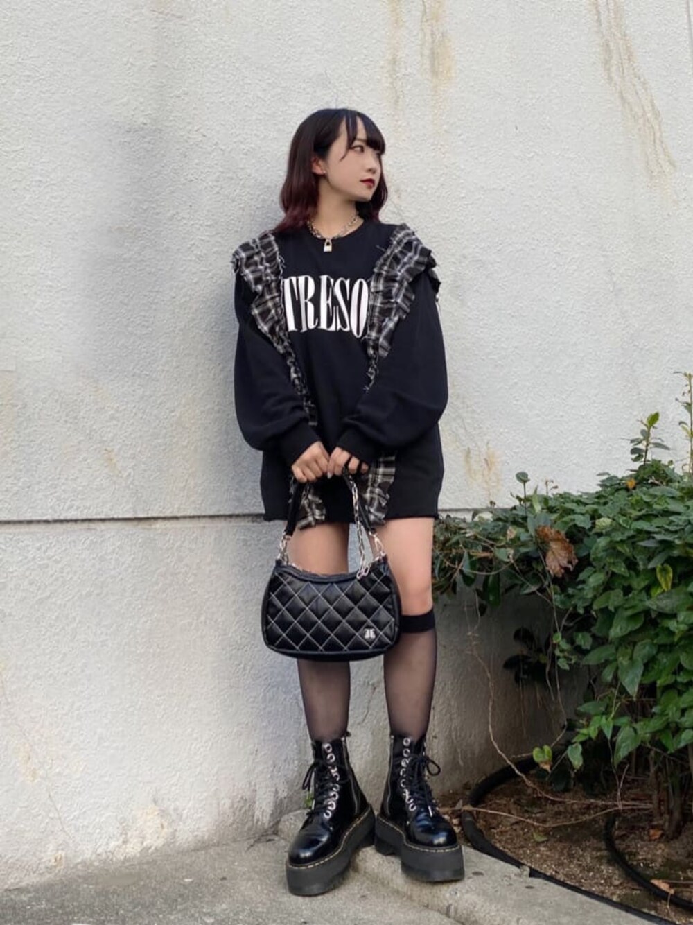 ブラック系のハンドバッグ、ブラック系のTシャツ/カットソーを着用したレディースの秋コーディネートの1枚目の写真