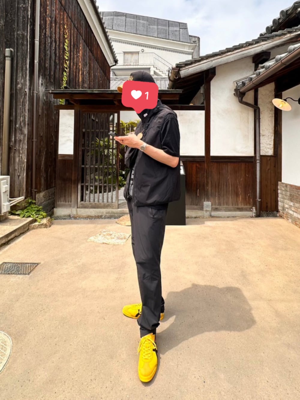 「倉敷美観地区、トラベラーズノート」｜「Onitsuka Tigerのアイテム（スニーカー、イエロー系）」を使った、p8g43blfさん（メンズ・178cm）の春コーディネートの1枚目の写真