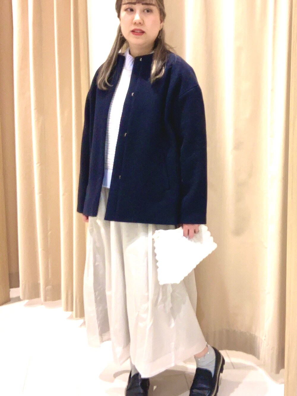 「Techichi TERRASSE、テチチテラス、ノーカラーコート、ニット、タフタスカート、ポップコーンバッグ、ローファー、おしゃれさんと繋がりたい、きれいめコーディネート、冬コーデ」｜「Te chichi TERRASSEのノーカラーショートコート（その他アウター、ブルー系）」を使った、kloopさん（レディース・162cm）の冬コーディネートの1枚目の写真