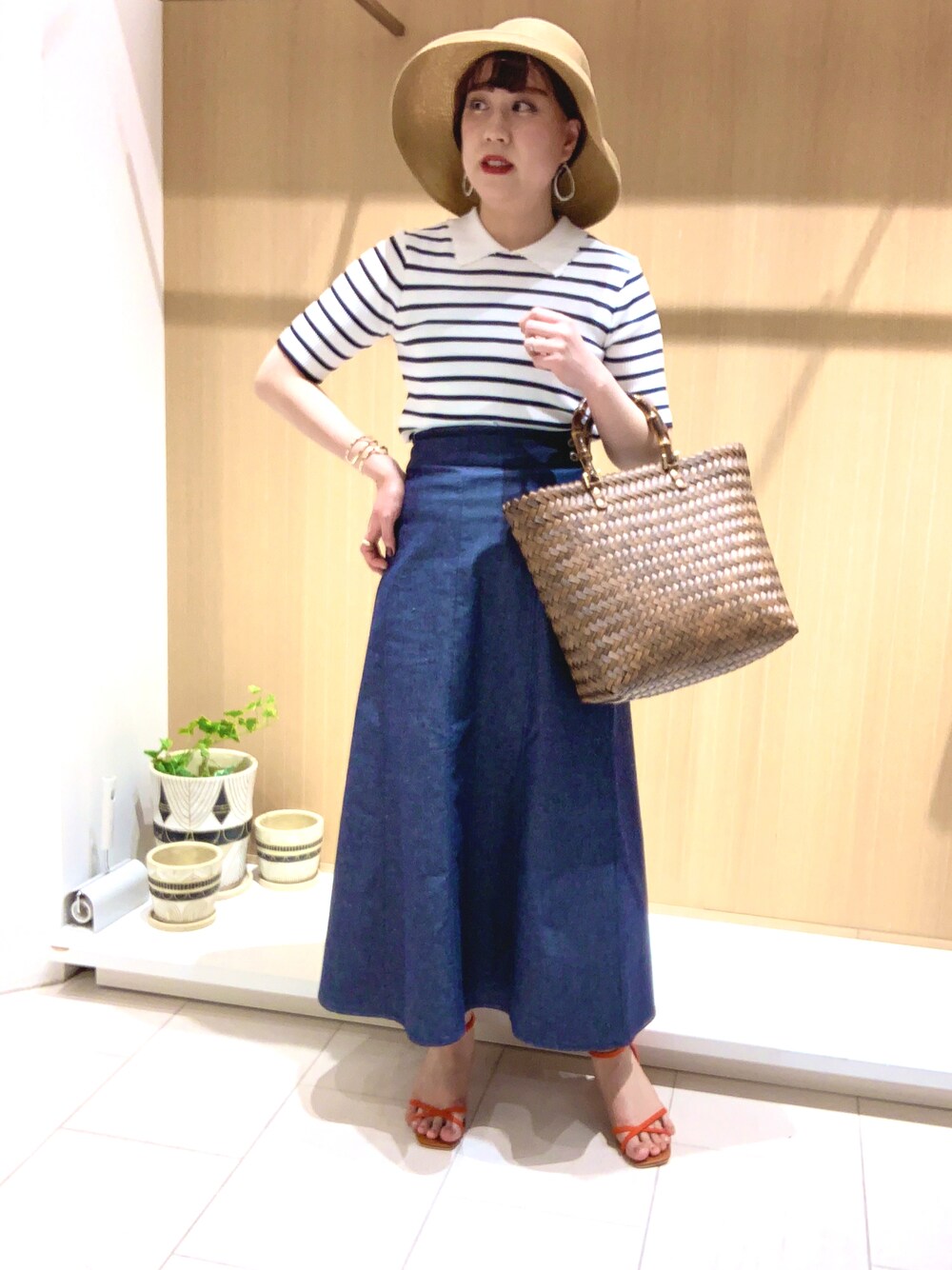 「いまどきジャケット写真、春夏コーデ、春服コーデ、テチチ(Te chichi)、テチチ、ニット、デニムスカート、ハンドバッグ、サンダル、大人女子、大人カジュアル、カジュアル、骨格ウェーブ、高身長女子、きれいめコーディネート」｜「Te chichiのアイテム（帽子、ベージュ系）」を使った、kloopさん（レディース・162cm）の春コーディネートの1枚目の写真