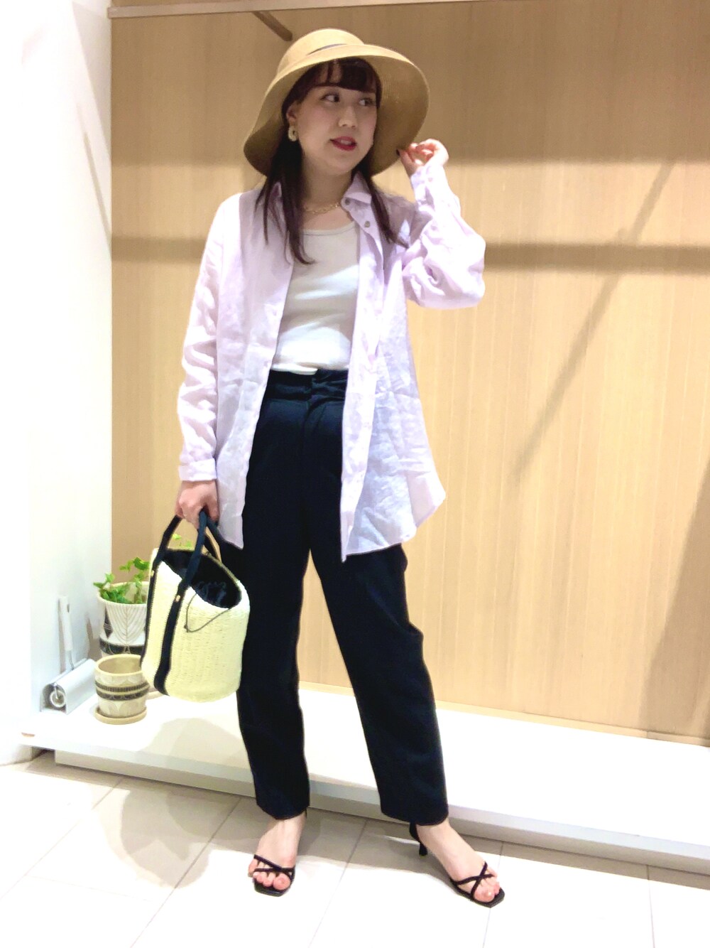「Techichi、いまどきジャケット写真、テチチ、シャツ、タンクトップ、テーパードパンツ、大人カジュアル、ハット、きれいめカジュアル、キレイめ、骨格ウェーブ、春夏コーデ、高身長女子」｜「Te chichiのアイテム（帽子、ベージュ系）」を使った、kloopさん（レディース・162cm）の春コーディネートの1枚目の写真