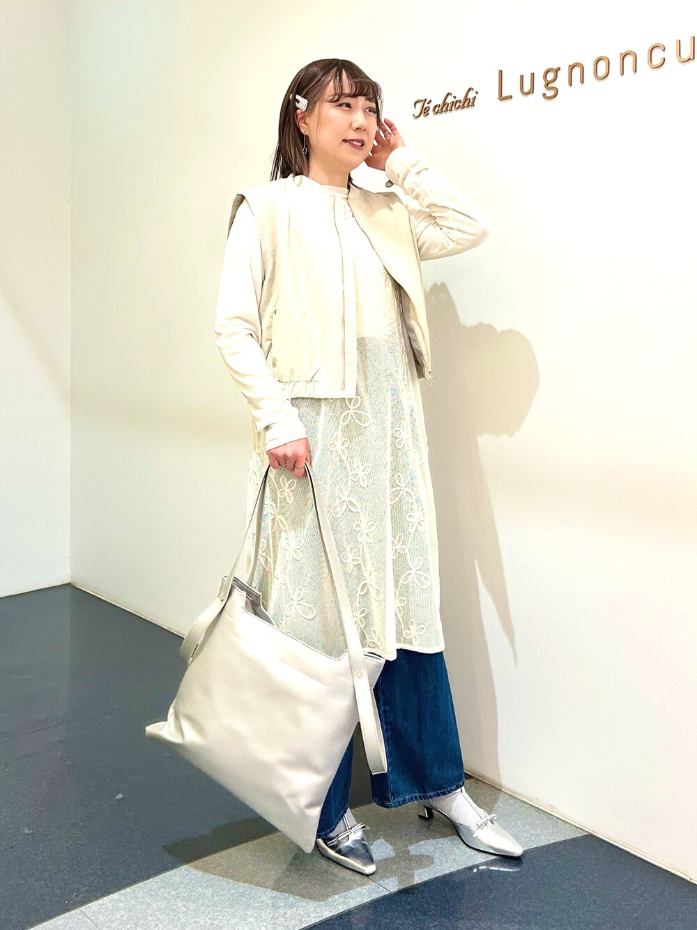 「休日コーデ、シアートップス、ホワイトコーデ、ショルダーバッグ、パンプス、デニム、レイヤードスタイル、春服コーデ、高身長女子、キレイめ、Techichi TERRASSE」｜「Te chichi TERRASSEのレイヤードセットロングTシャツ《2025spring catalog item》（Tシャツ/カットソー、ホワイト系）」を使った、kloopさん（レディース・162cm）の春コーディネートの1枚目の写真