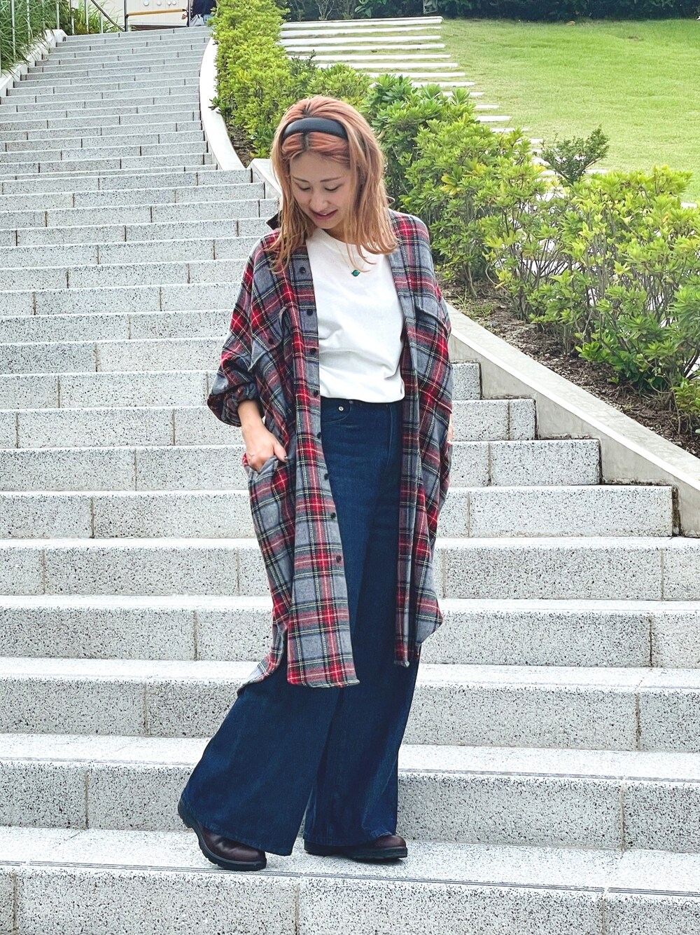 ブルー系のデニムパンツ、その他のシャツワンピース、ホワイト系のTシャツ/カットソーを着用したレディースの秋コーディネートの1枚目の写真