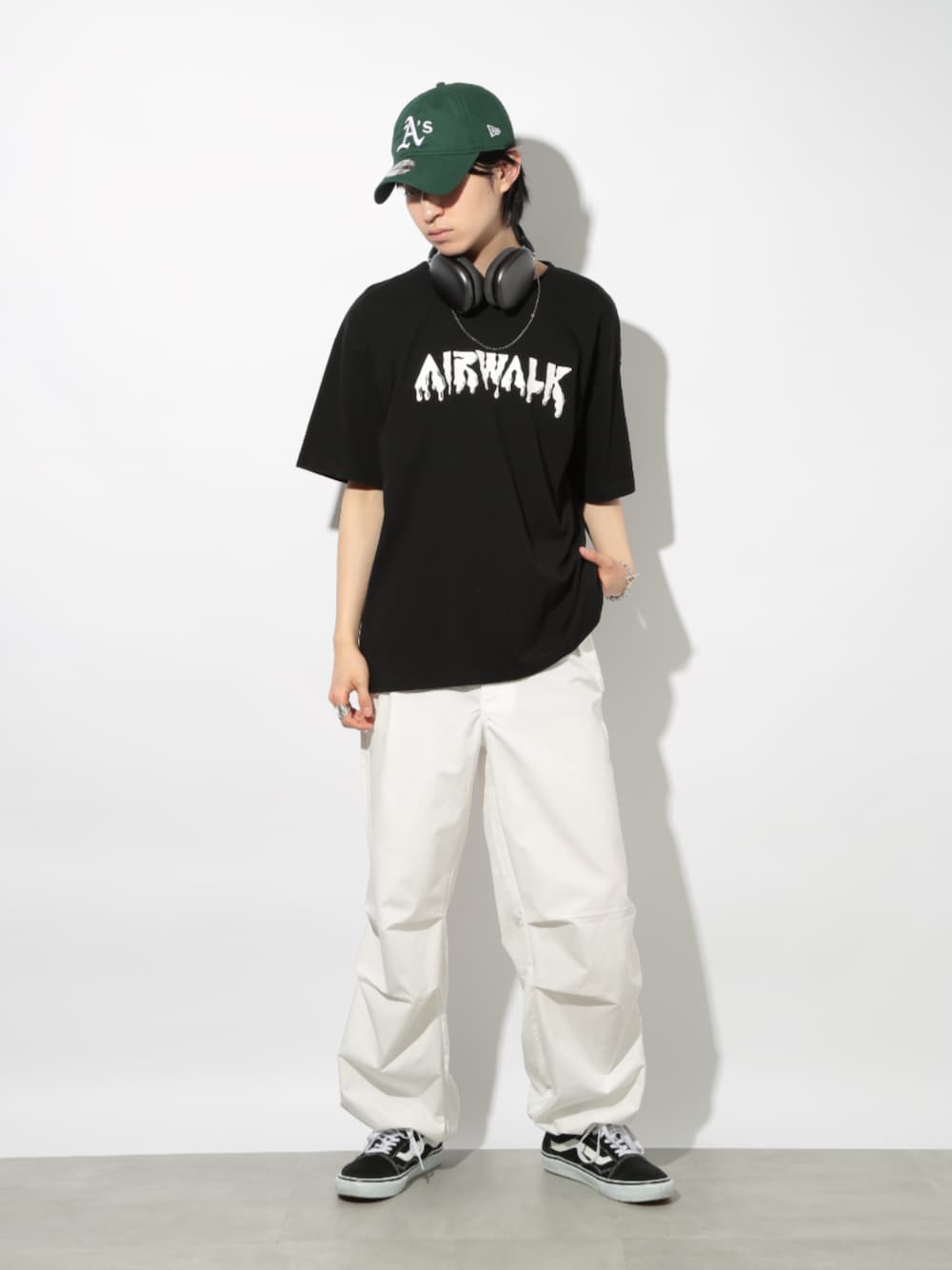 「UNIQLO、ユニクロ、Tシャツ、黒、カジュアル、カジュアルコーデ、ストリート、春コーデ、春、シンプルコーデ、AIRWALK、カーゴパンツ、スニーカー、白、ストリートカジュアル」｜「NEW ERAのNEW ERA OAKLAND ATHLETICS 1973 WORLD SERIES SIDE PATCH 9THIRTY（ニューエラ オークランド・アスレチックス ワールドシリーズ サイドパッチ ナインサーティ）（キャップ、グリーン系）」を使った、setup7_menさん（メンズ・176cm）の春コーディネートの1枚目の写真