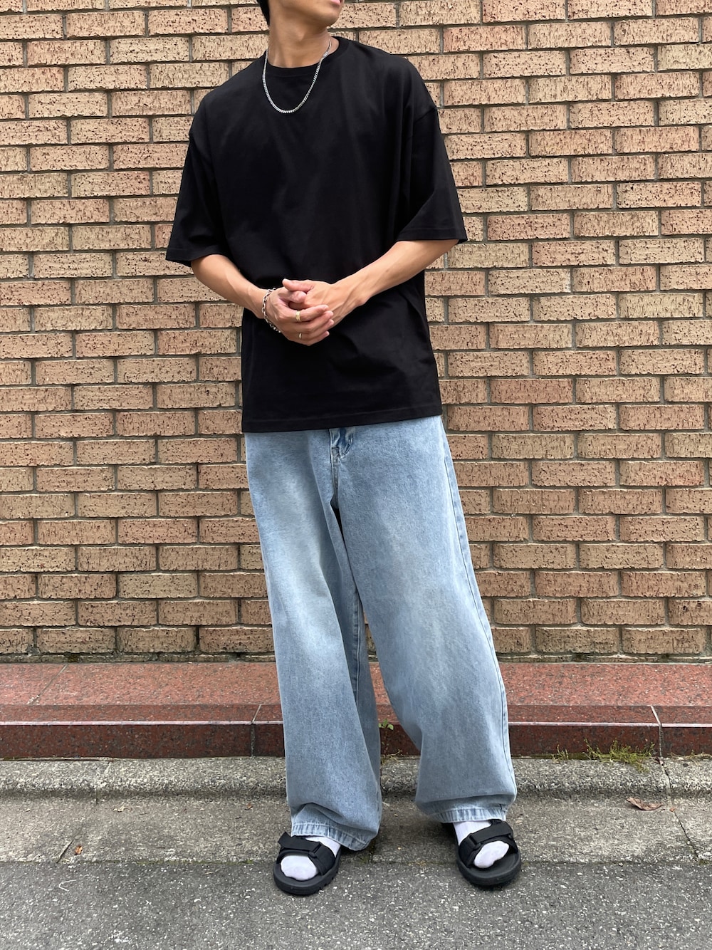 「今日のコーデ、デニム、シンプル、休日スタイル、大人カジュアル、サンダル、Tシャツ、靴下、UNIQLO、ユニクロ、デニムパンツ、カジュアルスタイル、シンプルコーデ、夏コーデ、夏」｜「RAGEBLUEのステンレスデザインチェーンブレスレット（ブレスレット、シルバー系）」を使った、setup7_menさん（メンズ・184cm）の夏コーディネートの1枚目の写真