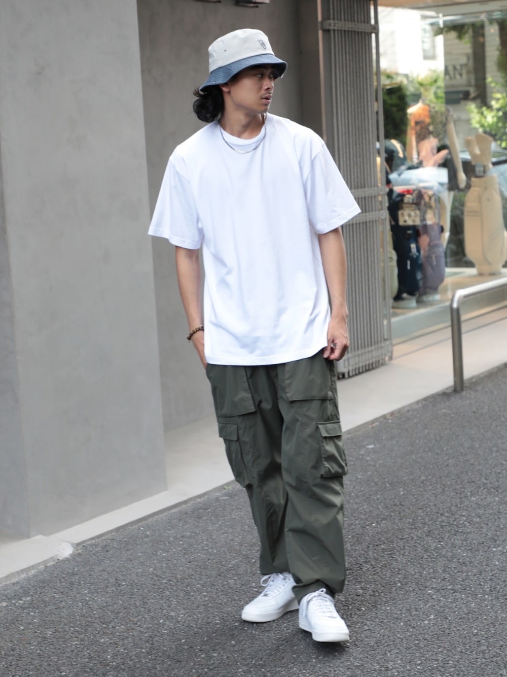 「夏だ！Tシャツ着よう！、ストリート、スニーカー、NIKE、エアフォースワン、カーゴパンツ、ディッキーズ(Dickies)、ユニクロ、UNIQLO、バケットハット、夏コーデ、休日スタイル、フェススタイル、Tシャツ、シンプルコーデ」｜「LIFEMAXの【LIFEMAX】4.3オンスドライＴシャツ（ポリジン加工）半袖無地T 防臭 MS1154（Tシャツ/カットソー、ホワイト系）」を使った、setup7_menさん（メンズ・184cm）の夏コーディネートの1枚目の写真