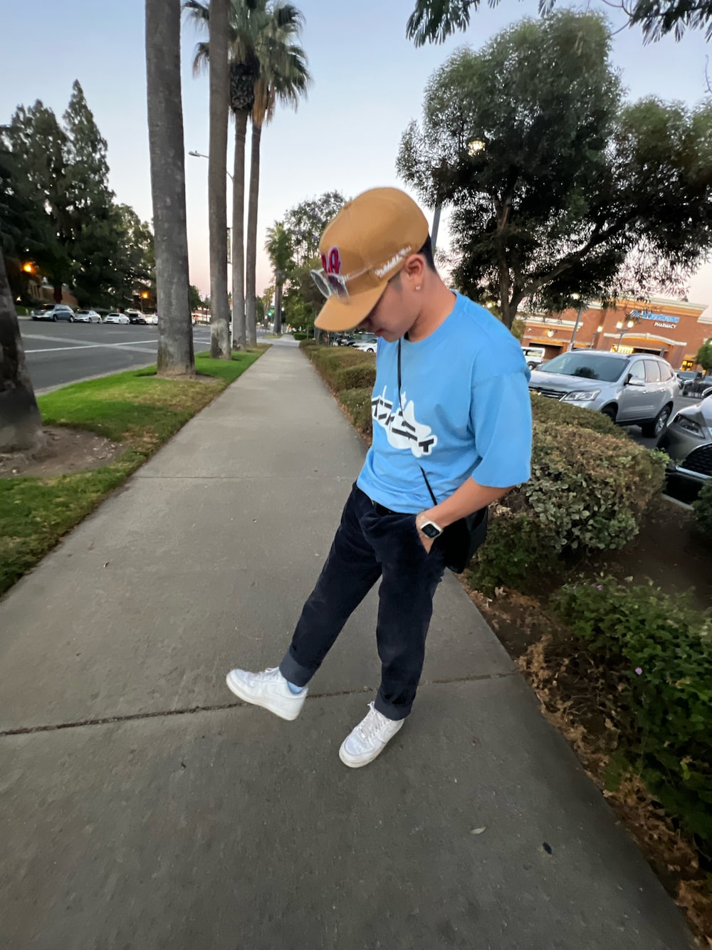 「summer、simple、NIKE、AIR FORCE 1、UNIQLO、boy」｜「INFINITYのアイテム（Tシャツ/カットソー、ブルー系）」を使った、nmt23さん（メンズ・170cm）の夏コーディネートの1枚目の写真
