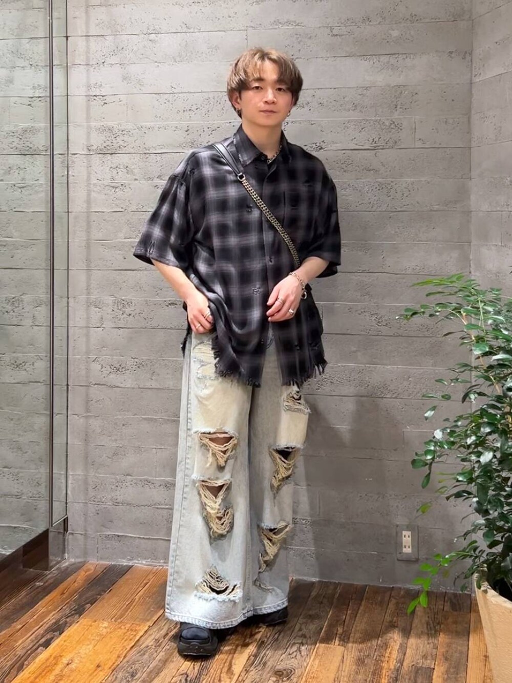 ブラック系のシャツ/ブラウス、ブラック系のショルダーバッグ、ブラック系のサンダルを着用したメンズの春コーディネートの1枚目の写真
