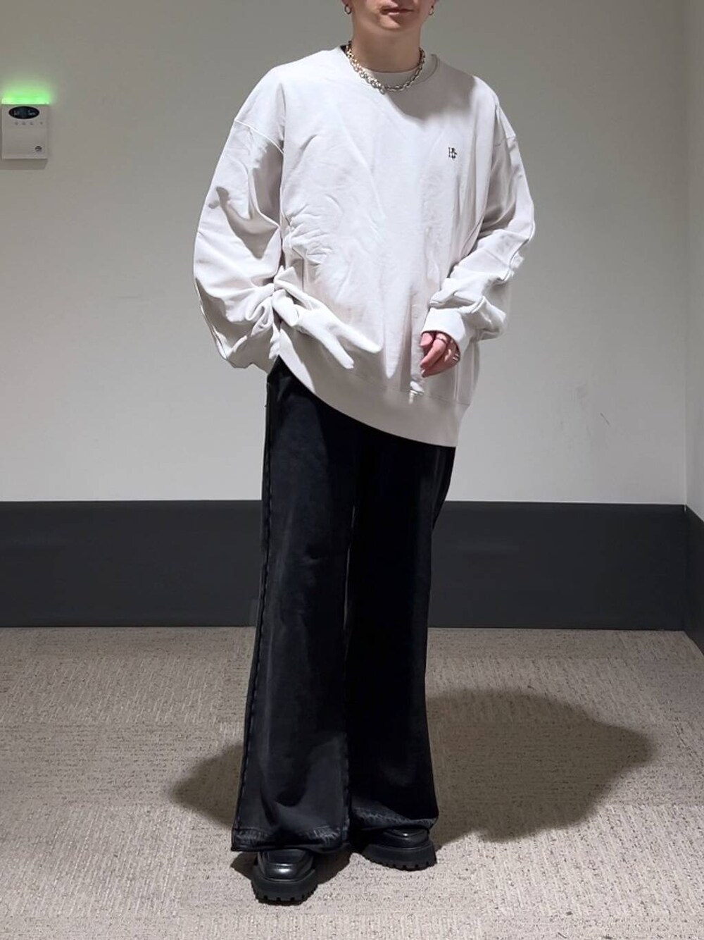 ブラック系のスウェットパンツ、ブラック系のドレスシューズ、グレー系のスウェットを着用したメンズの秋コーディネートの1枚目の写真