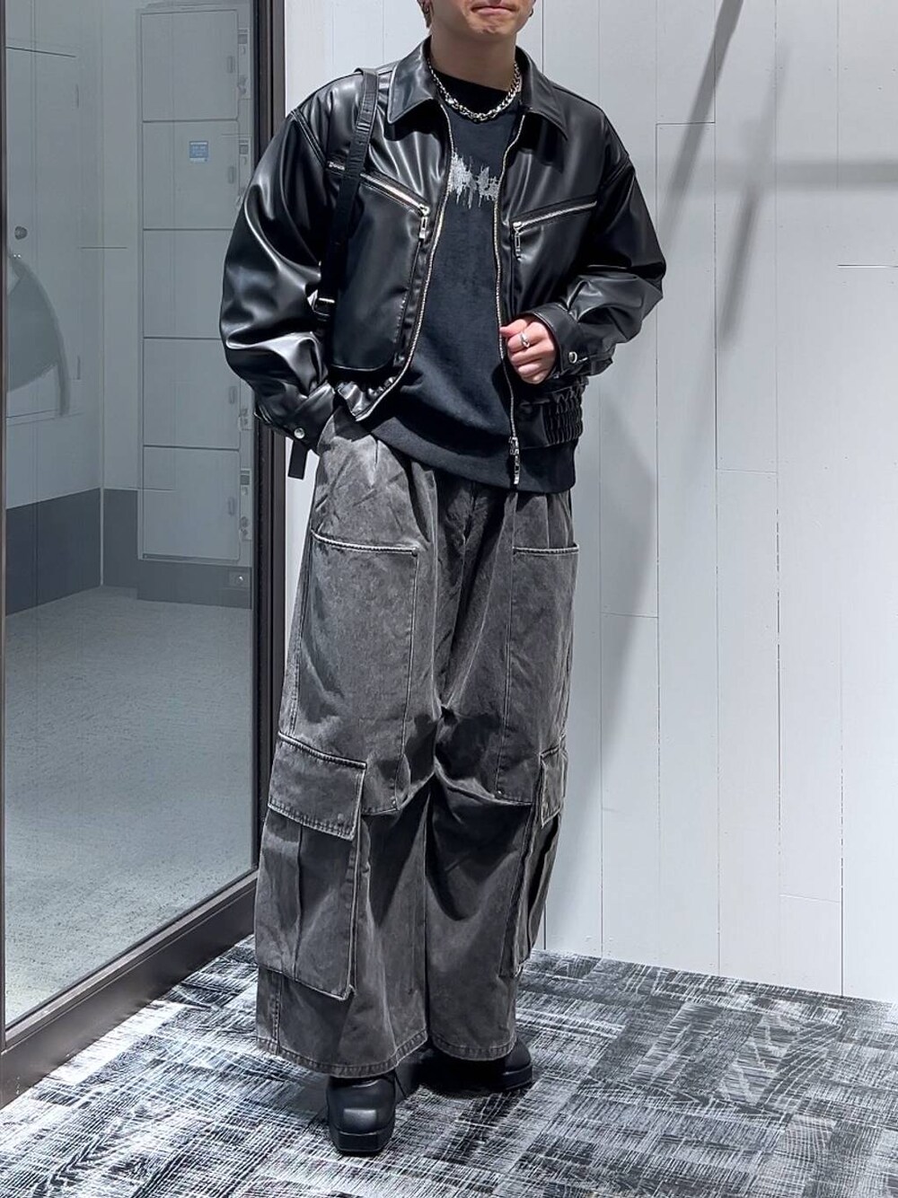 「カジュアル、低身長、きれいめ、モード、オーバーサイズ、HARE、ワイドパンツ、ブルゾン、春コーデ」｜「HAREのステンレスサークルピアス(HARE)（ピアス（片耳用）、シルバー系）」を使った、HARE     もりたいさん（メンズ・168cm）の冬コーディネートの1枚目の写真
