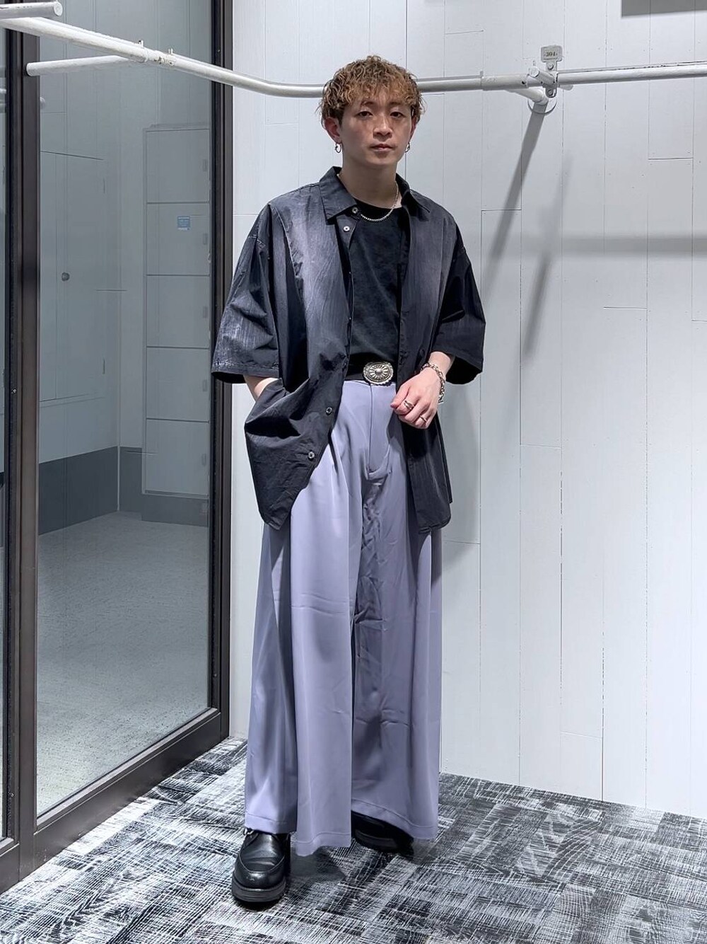ブラック系のシャツ/ブラウス、グレー系のTシャツ/カットソー、ブラック系のドレスシューズを着用したメンズの春コーディネートの1枚目の写真