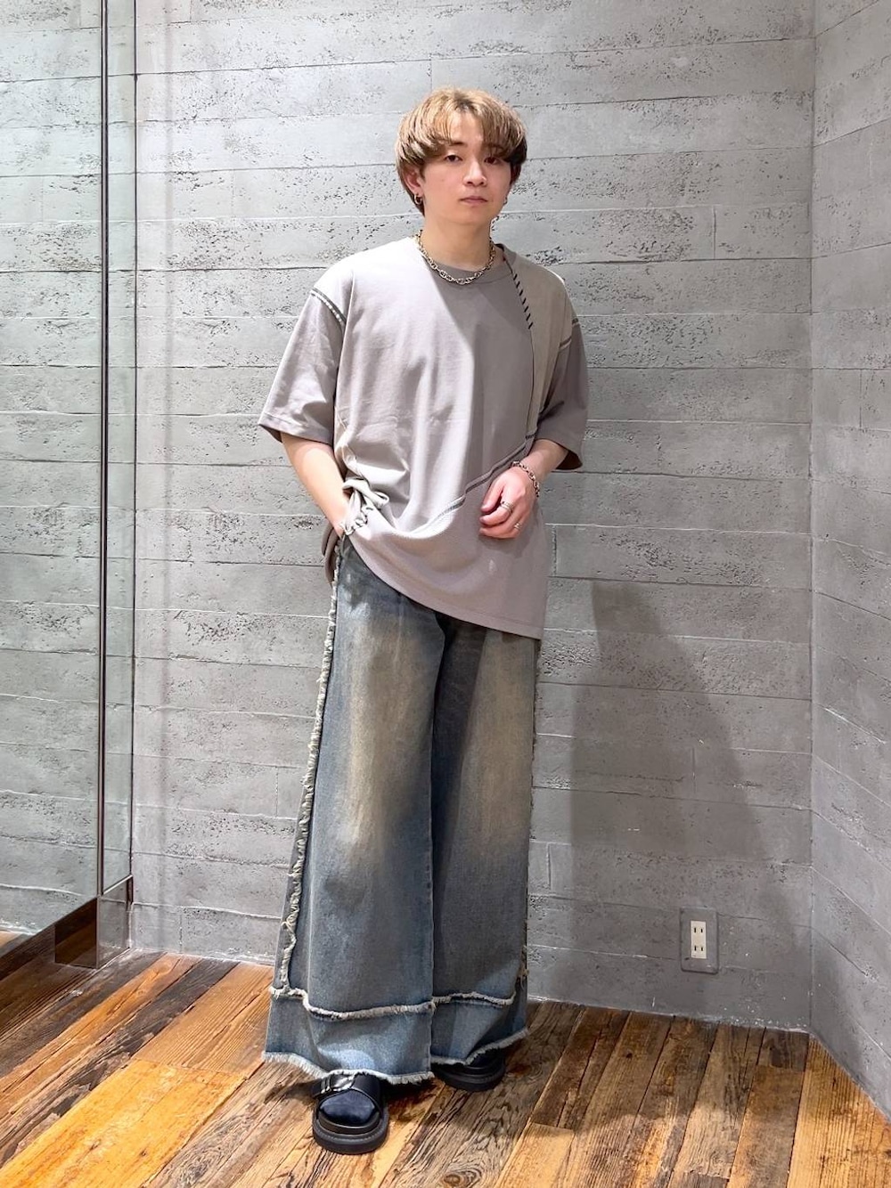 ブラック系のサンダル、ブルー系のデニムパンツ、グレー系のTシャツ/カットソーを着用したメンズの春コーディネートの1枚目の写真