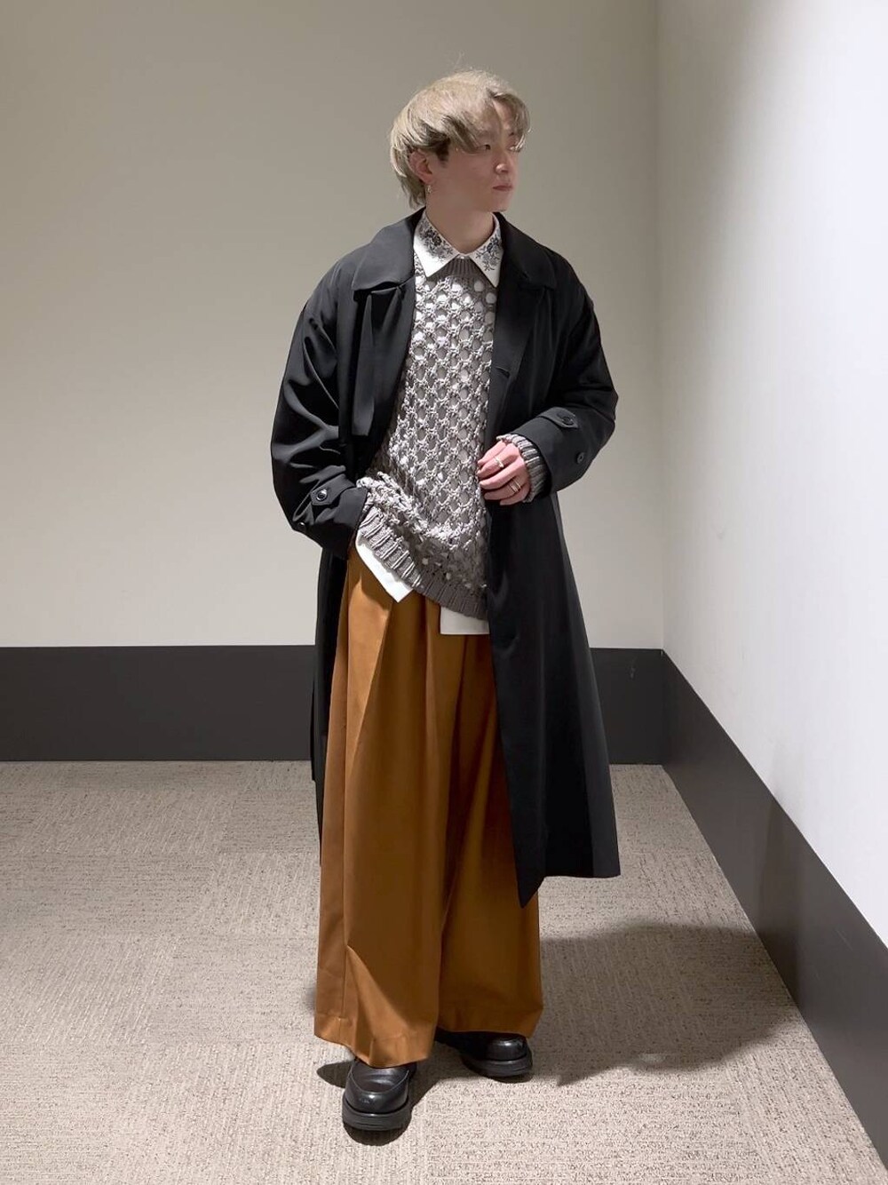「ニット、シャツ、ワイドパンツ、スラックス、コート、低身長、きれいめ、オーバーサイズ、HARE」｜「HAREの【SET UP対応】TOROMIシシュウシャツ(HARE)（シャツ/ブラウス、ホワイト系）」を使った、HARE     もりたいさん（メンズ・168cm）の冬コーディネートの1枚目の写真