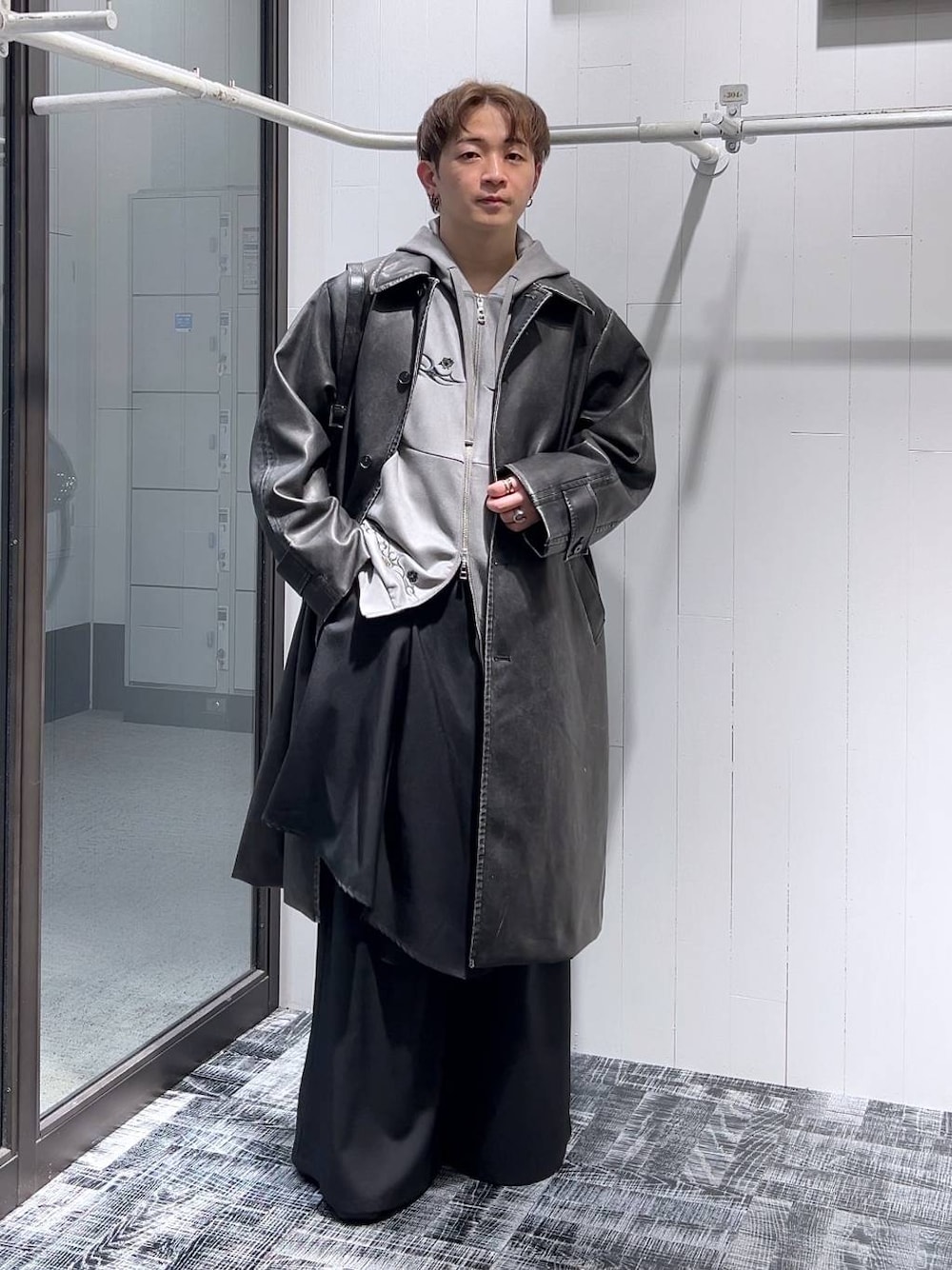 「低身長、きれいめ、モード、オーバーサイズ、HARE、ワイドパンツ、コート、パーカー、高見え」｜「HAREのMINIシャークハイソールブーツ(HARE)（ブーツ、ブラック系）」を使った、HARE     もりたいさん（メンズ・168cm）の冬コーディネートの1枚目の写真
