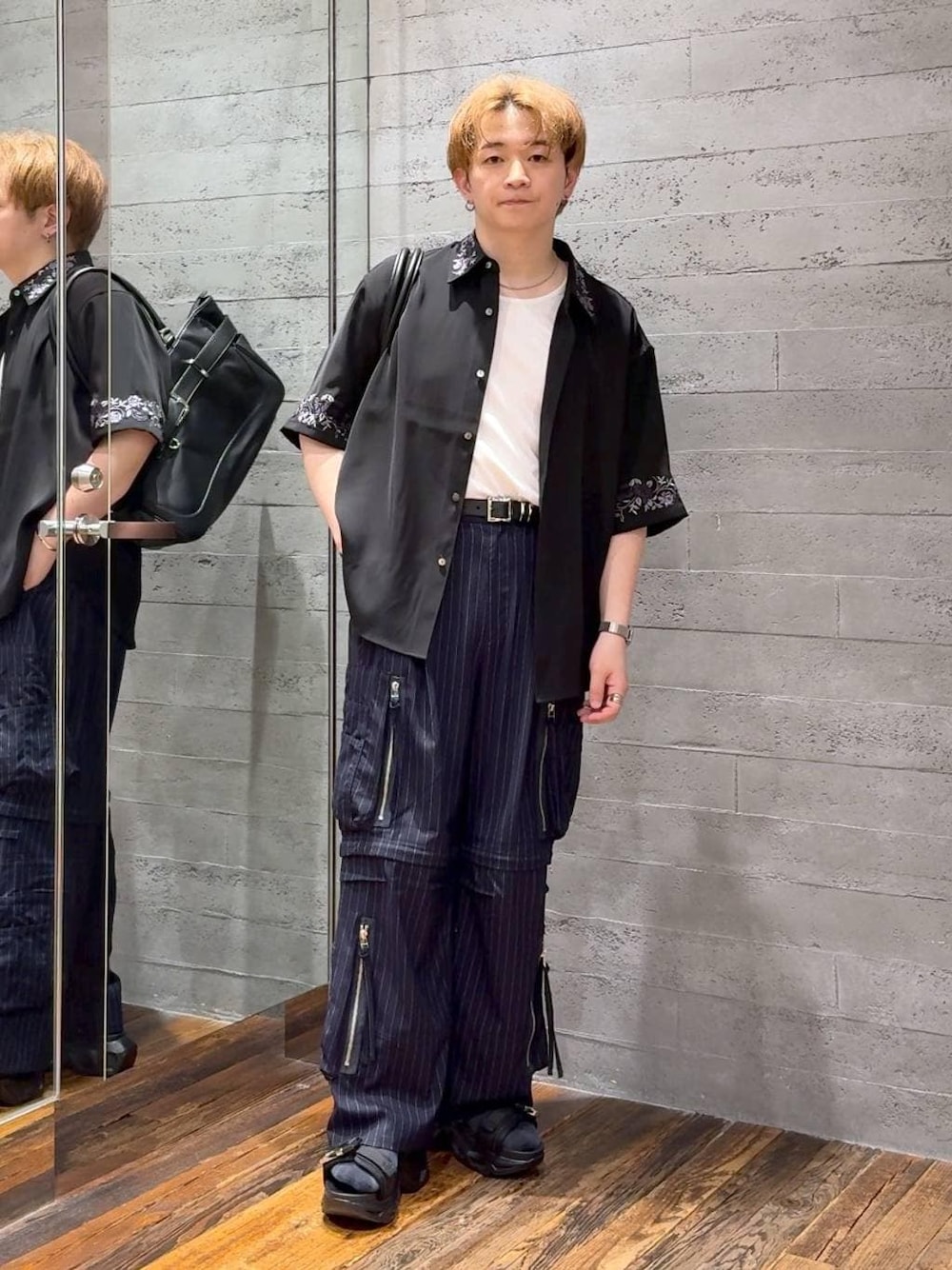ブラック系のシャツ/ブラウス、ブラック系のサンダル、ホワイト系のTシャツ/カットソーを着用したメンズの夏コーディネートの1枚目の写真