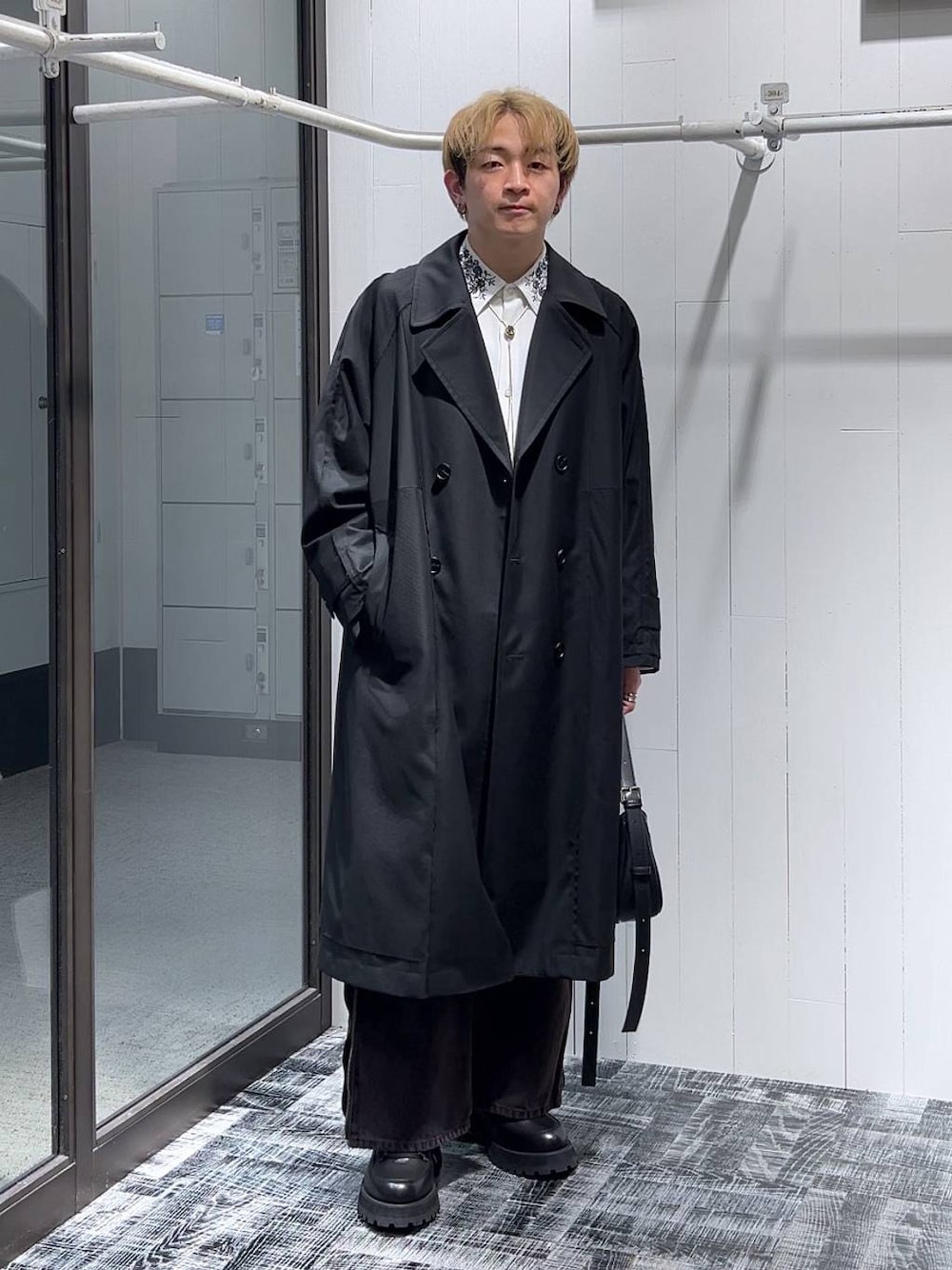 「低身長、きれいめ、モード、オーバーサイズ、HARE、ショルダーバッグ、シャツ、コート、デニムパンツ」｜「HAREの【SET UP対応】TOROMIシシュウシャツ(HARE)（シャツ/ブラウス、ホワイト系）」を使った、HARE     もりたいさん（メンズ・168cm）の冬コーディネートの1枚目の写真