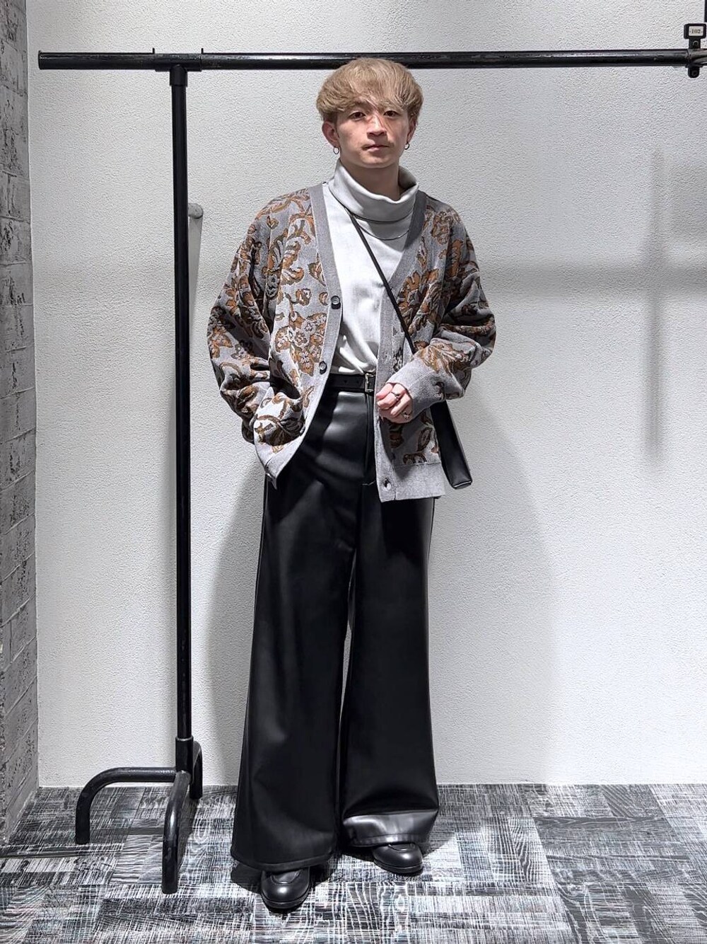 ブラック系のその他パンツ、グレー系のカーディガン/ボレロ、グレー系のスウェットを着用したメンズの秋コーディネートの1枚目の写真