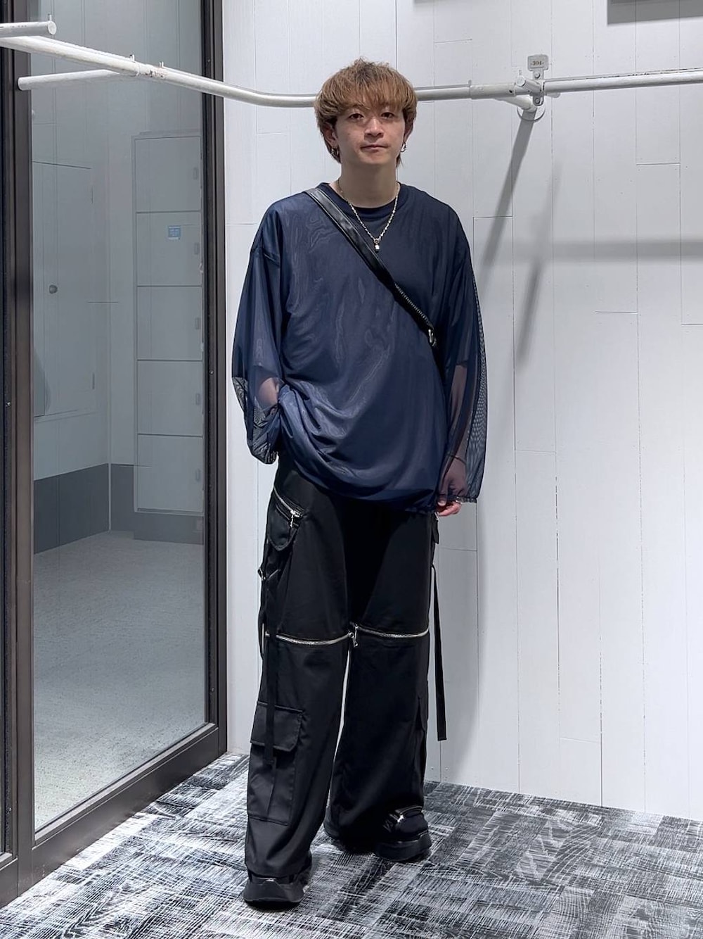 ブラック系のサンダル、グレー系のTシャツ/カットソー、ブラック系のカーゴパンツを着用したメンズの春コーディネートの1枚目の写真