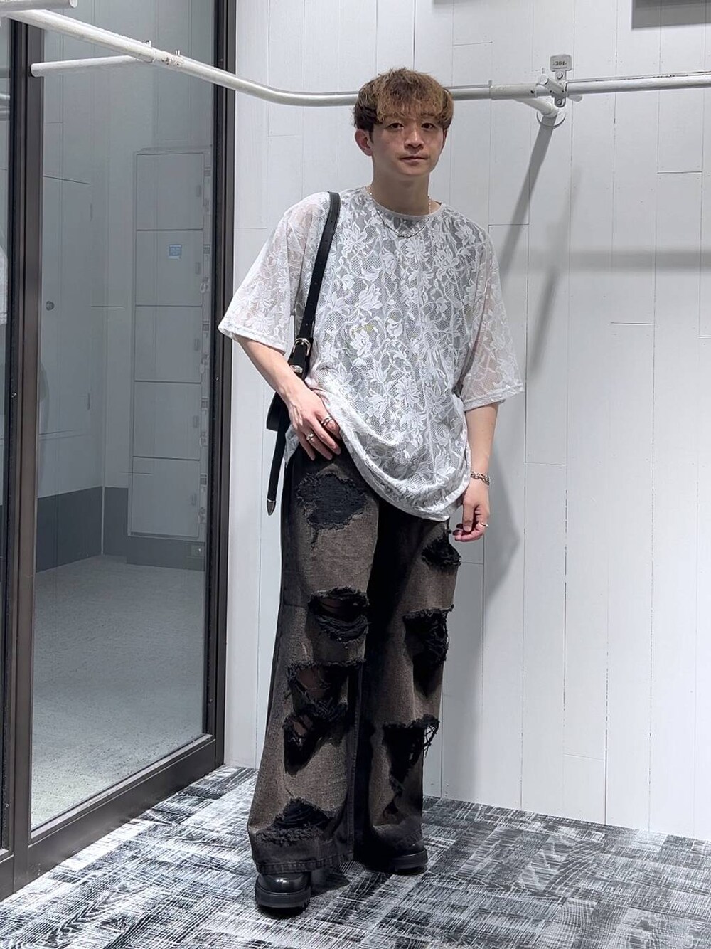 ブラック系のデニムパンツ、ブラック系のドレスシューズ、ブラック系のTシャツ/カットソーを着用したメンズの夏コーディネートの1枚目の写真