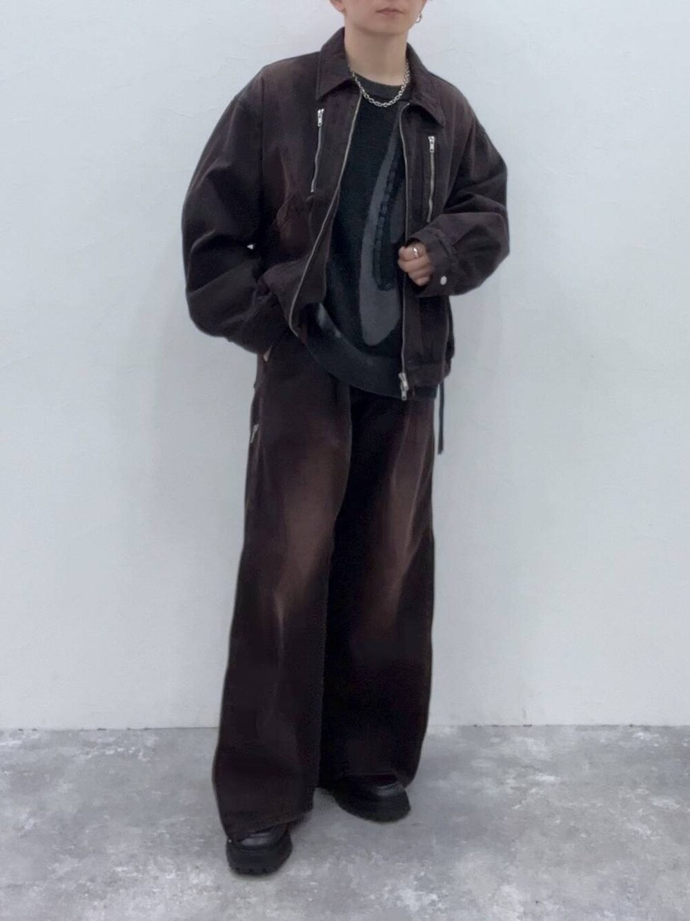「秋コーデ、低身長、きれいめ、オーバーサイズ、HARE、デニムパンツ、ニット、デニムジャケット、セットアップ」｜「HAREの【SETUP対応】ZIPレイヤードデニムパンツ(HARE)（デニムパンツ、レッド系）」を使った、HARE     もりたいさん（メンズ・168cm）の秋コーディネートの1枚目の写真