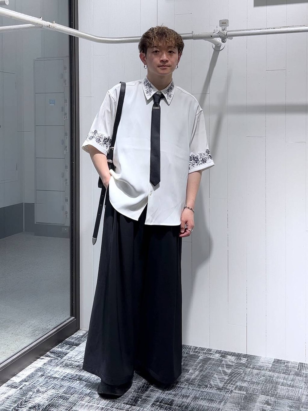 「低身長、きれいめ、オーバーサイズ、HARE、シャツ、ワイドパンツ、モード、モテ、夏コーデ」｜「HAREのステンレスブレスレット(HARE)（ブレスレット、シルバー系）」を使った、HARE     もりたいさん（メンズ・168cm）の夏コーディネートの1枚目の写真