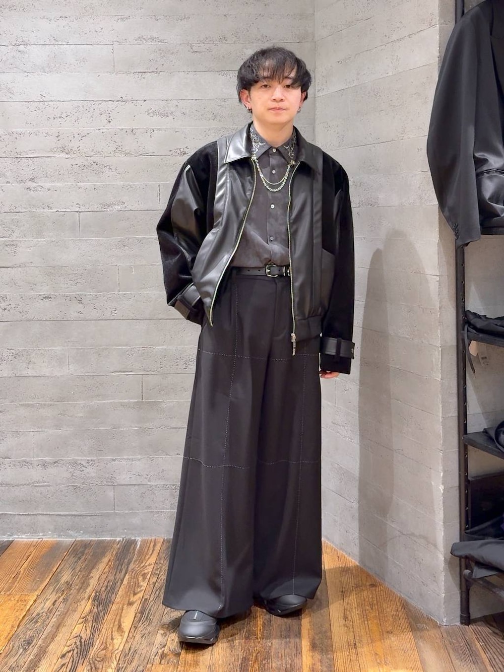 グレー系のシャツ/ブラウス、ブラック系のブーツ、ブラック系のブルゾンを着用したメンズの冬コーディネートの1枚目の写真