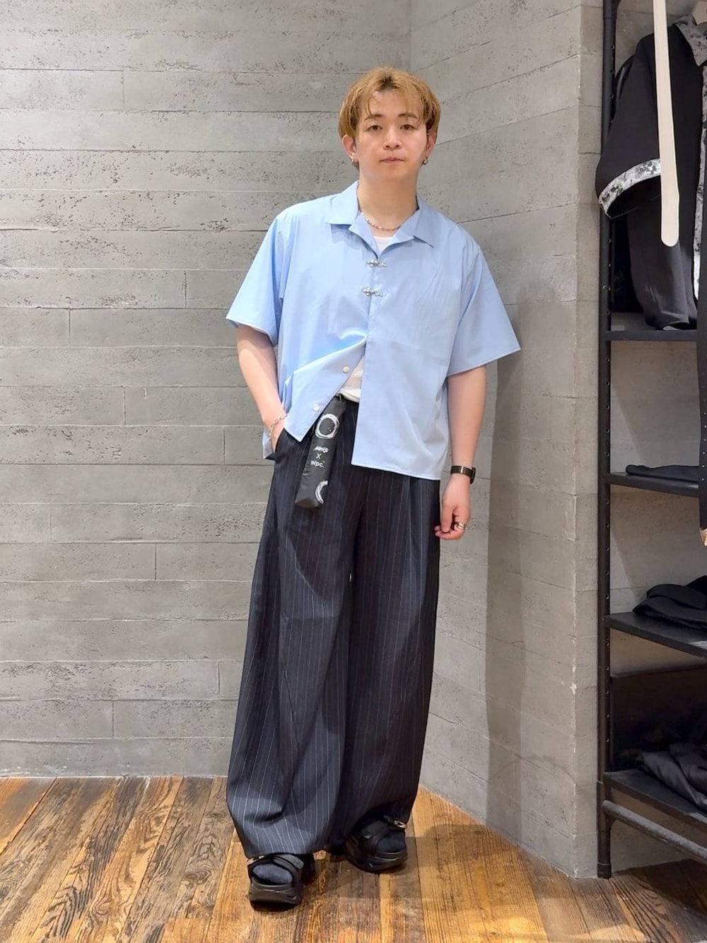 ブラック系のサンダル、ホワイト系のTシャツ/カットソー、ブルー系のスラックスを着用したメンズの夏コーディネートの1枚目の写真