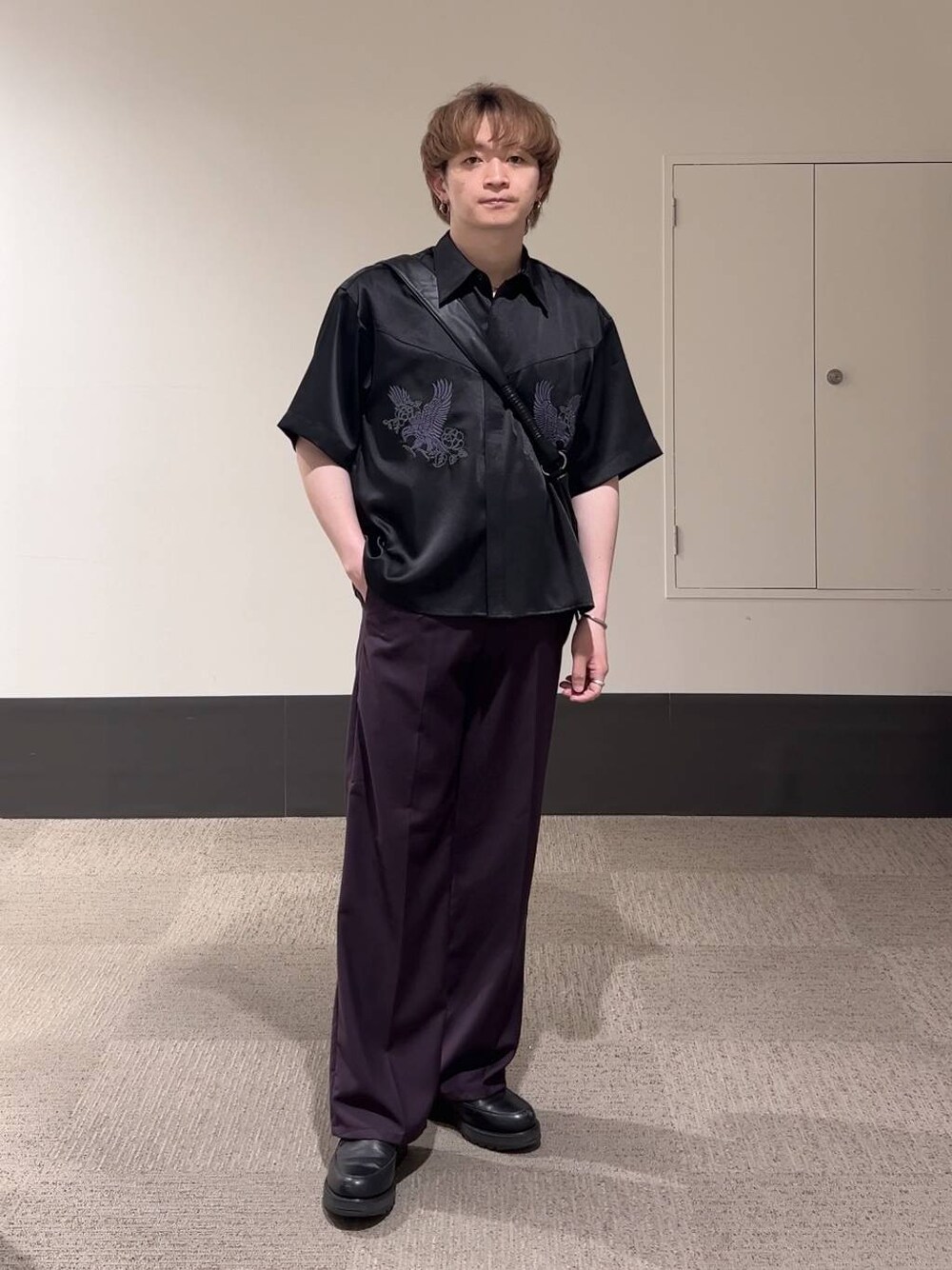 「オーバーサイズ、HARE、シャツ、スラックス、ショルダーバッグ、夏コーデ、モード、低身長、きれいめ」｜「HAREのフロントシシュウスカシャツ(HARE)（シャツ/ブラウス、ブラック系）」を使った、HARE     もりたいさん（メンズ・168cm）の春コーディネートの1枚目の写真