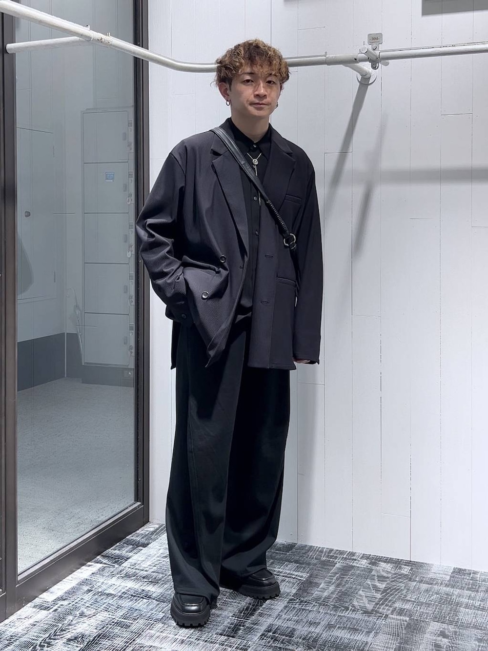ブラック系のシャツ/ブラウス、ブラック系のショルダーバッグ、ブラック系のその他パンツを着用したメンズの秋コーディネートの1枚目の写真