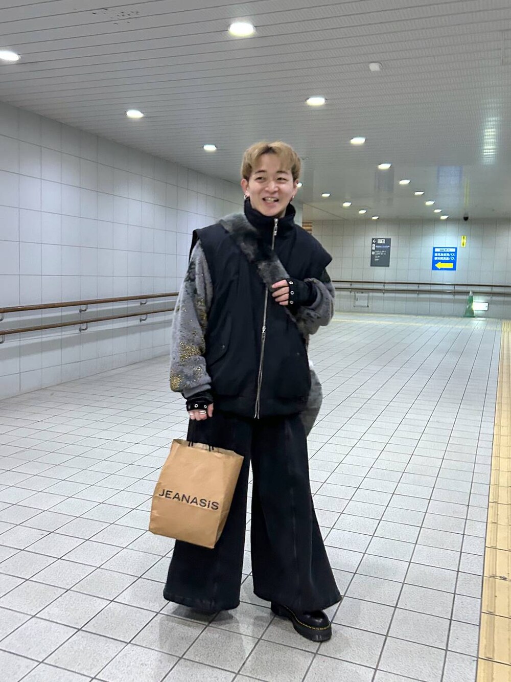 ブラック系のTシャツ/カットソー、グレー系のショルダーバッグ、グレー系のニット/セーターを着用したメンズの秋コーディネートの1枚目の写真