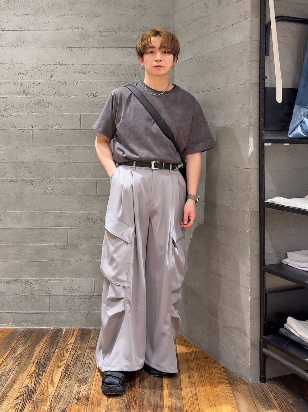 ブラック系のサンダル、グレー系のカーゴパンツ、ブラック系のショルダーバッグを着用したメンズの春コーディネートの1枚目の写真