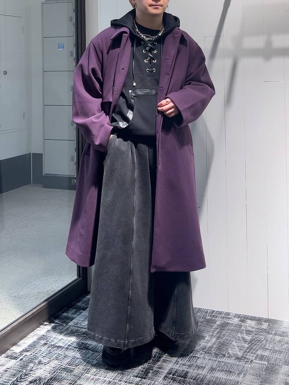 「低身長、きれいめ、モード、オーバーサイズ、HARE、コート、パーカー、ワイドパンツ、冬コーデ」｜「HAREのウーリーテックフラシステンカラーコート(HARE)（ステンカラーコート、パープル系）」を使った、HARE     もりたいさん（メンズ・168cm）の秋コーディネートの1枚目の写真