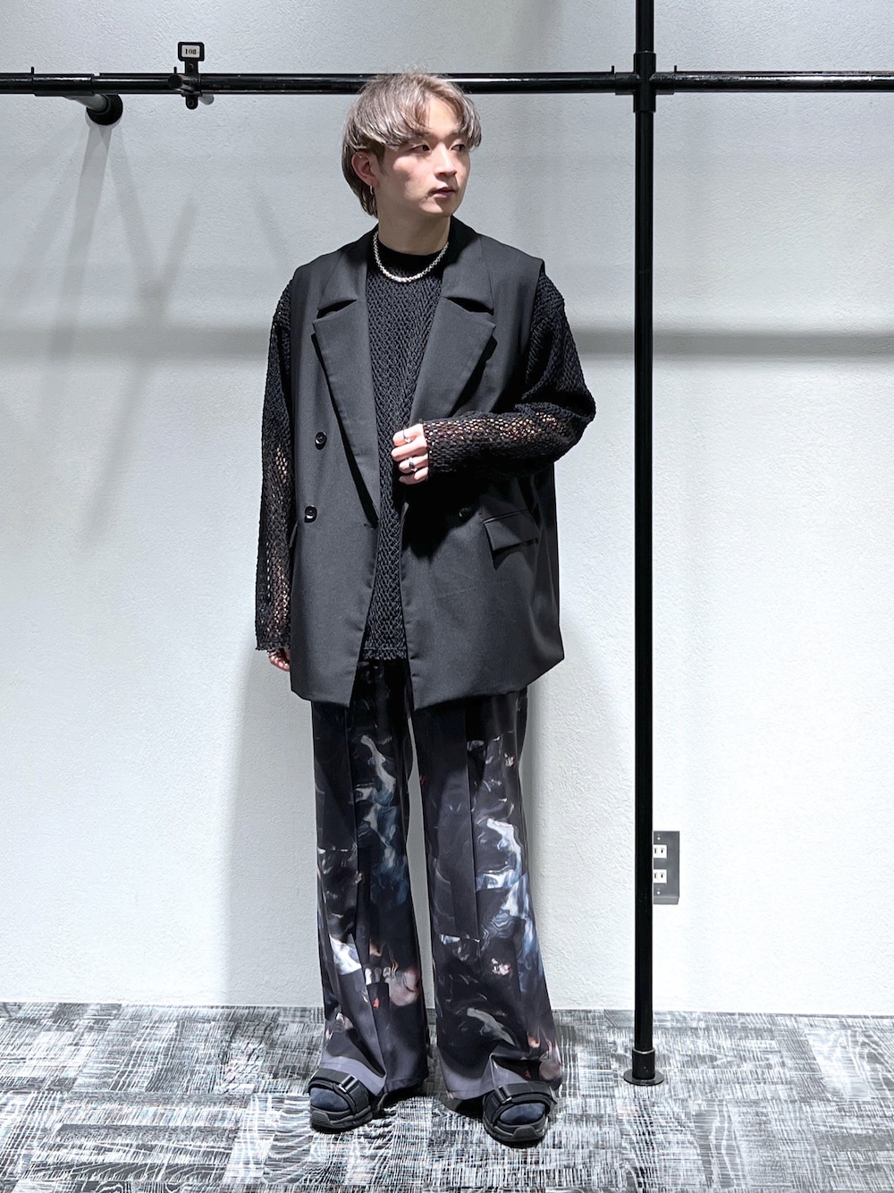 ブラック系のTシャツ/カットソー、ブラック系のその他アウター、ブラック系のスラックスを着用したメンズの春コーディネートの1枚目の写真