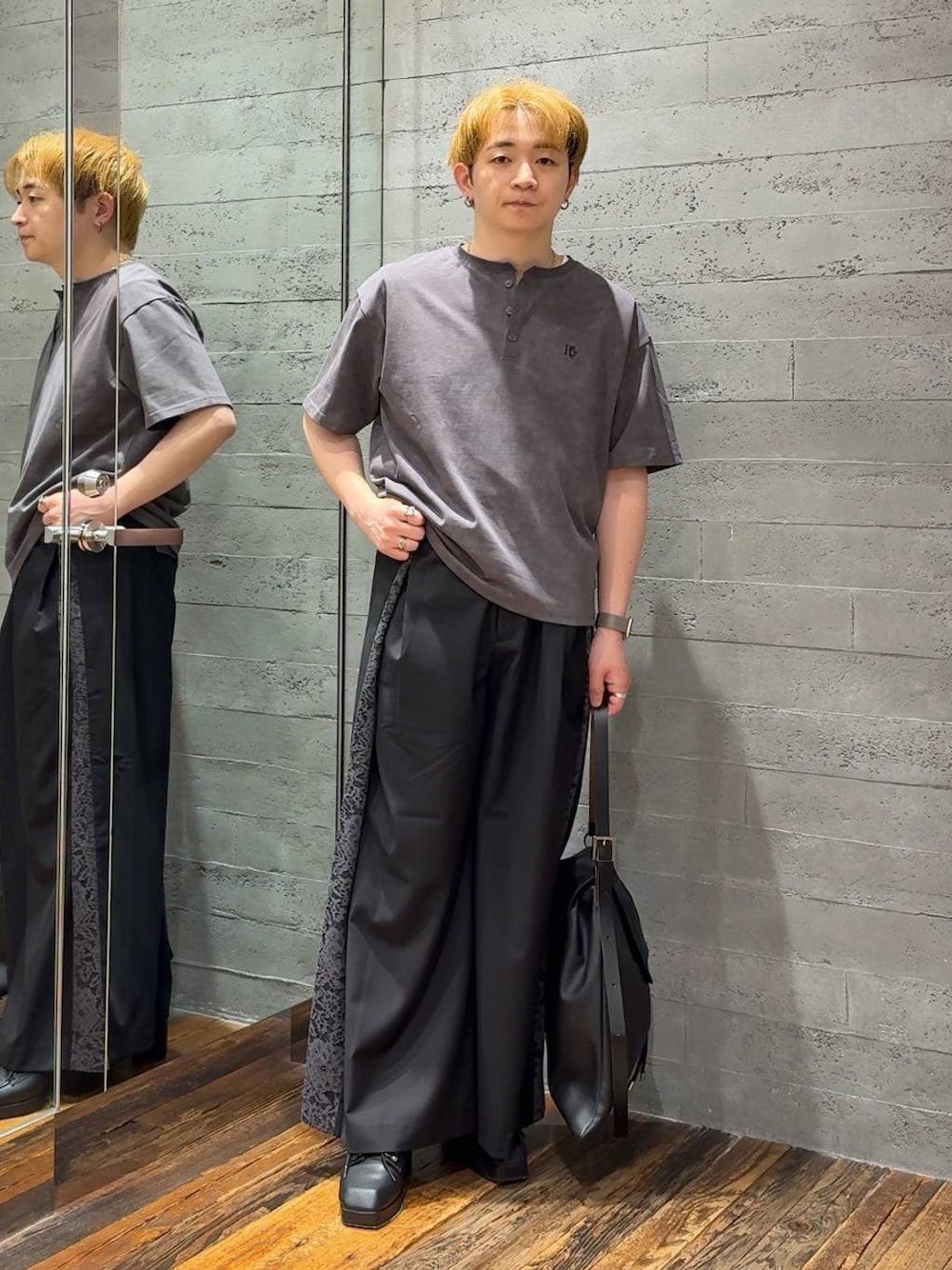 ブラック系のその他パンツ、ブラック系のサンダル、ブラック系のトートバッグを着用したメンズの夏コーディネートの1枚目の写真