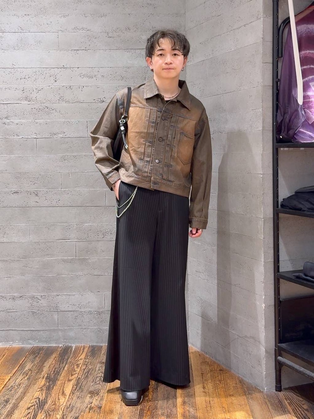 ブラウン系のデニムジャケット、ブラック系のスラックス、ブラック系のTシャツ/カットソーを着用したメンズの夏コーディネートの1枚目の写真