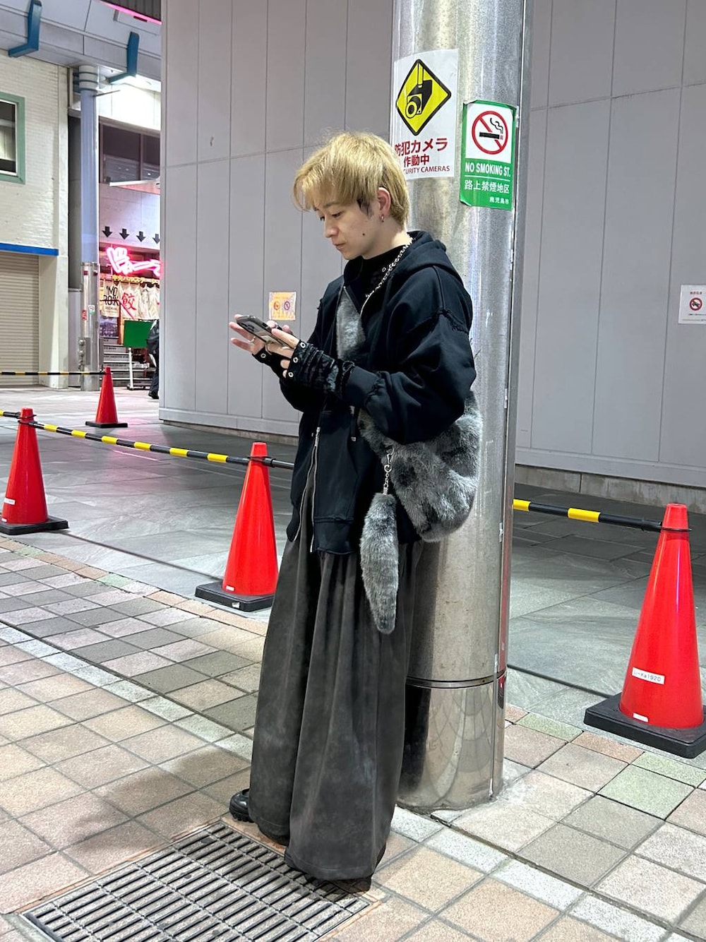 「低身長、Tシャツ、きれいめ、モード、オーバーサイズ、HARE、ワイドパンツ、パーカー、ショルダーバッグ」｜「HAREの【SET UP対応】DABOルーズレザーワイドパンツ(HARE)（その他パンツ、ブラック系）」を使った、HARE     もりたいさん（メンズ・168cm）の秋コーディネートの1枚目の写真
