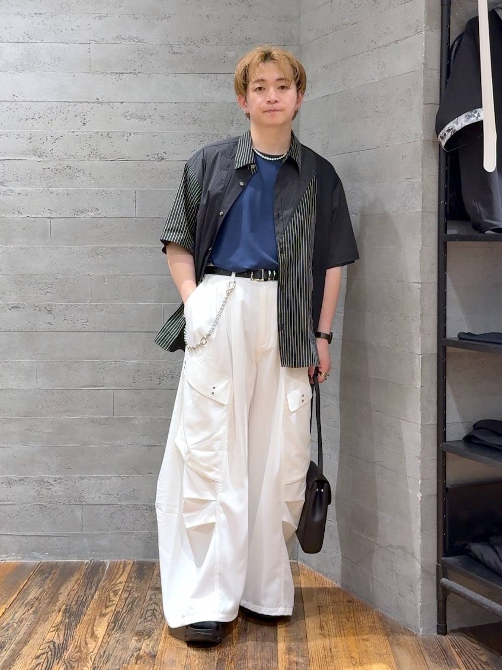 ブラック系のショルダーバッグ、ブラック系のシャツ/ブラウス、ブラック系のサンダルを着用したメンズの夏コーディネートの1枚目の写真