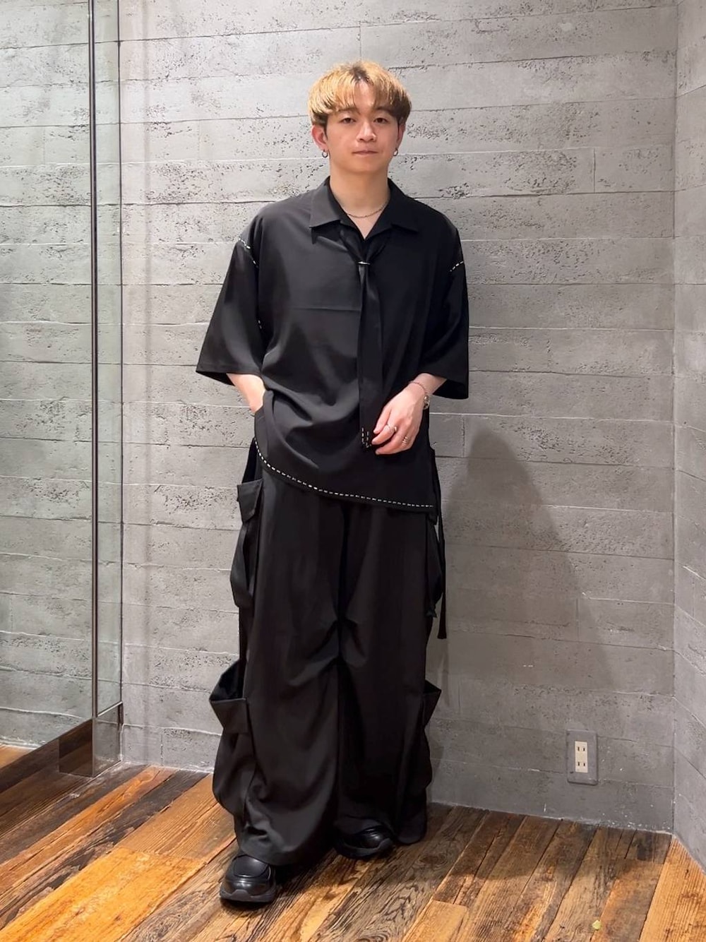 ブラック系のカーゴパンツ、ブラック系のシャツ/ブラウス、ブラック系のローファーを着用したメンズの夏コーディネートの1枚目の写真