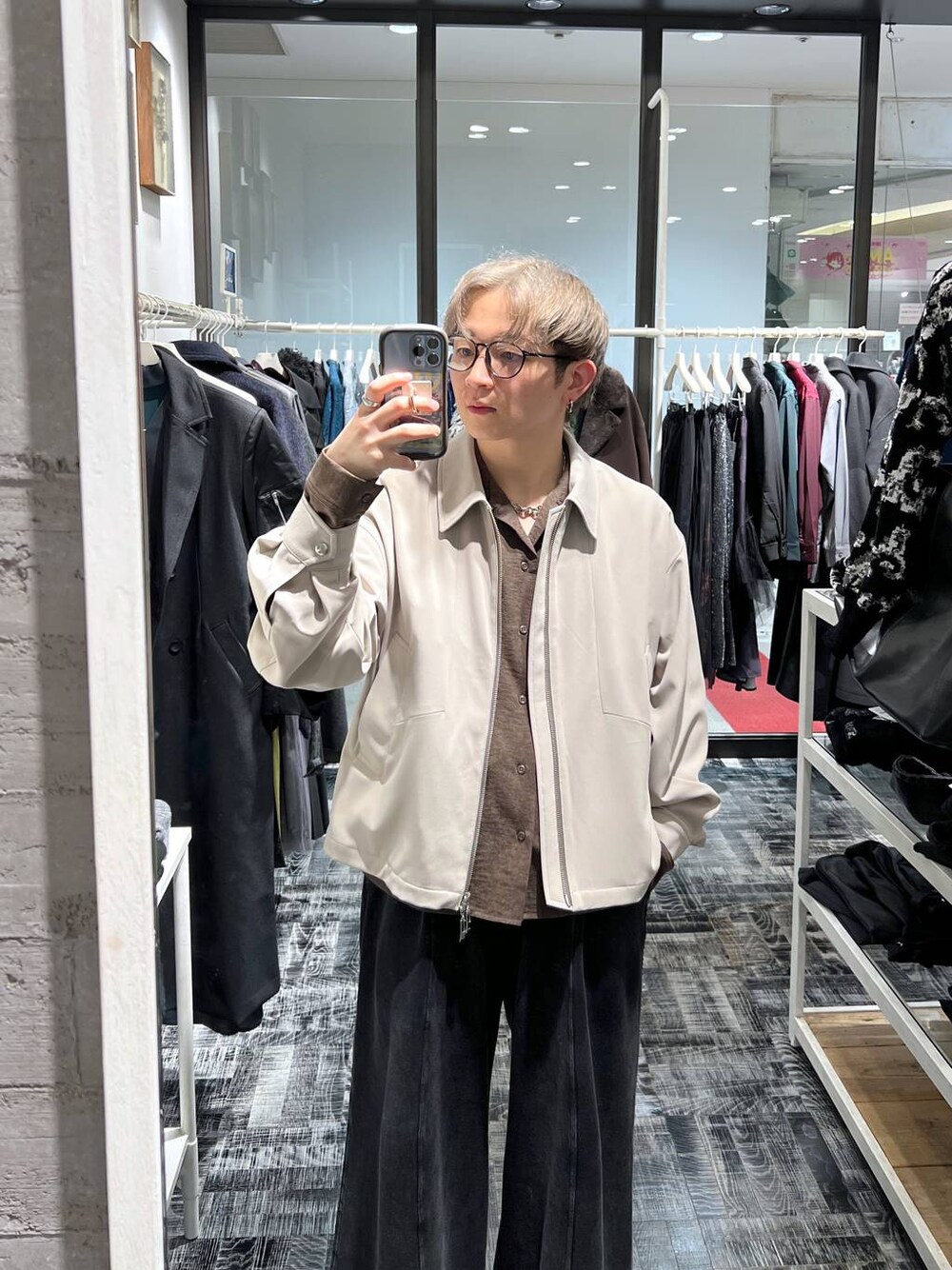 ブラック系のカーゴパンツ、ブルー系のニット/セーター、ブラック系のニット/セーターを着用したメンズの冬コーディネートの1枚目の写真