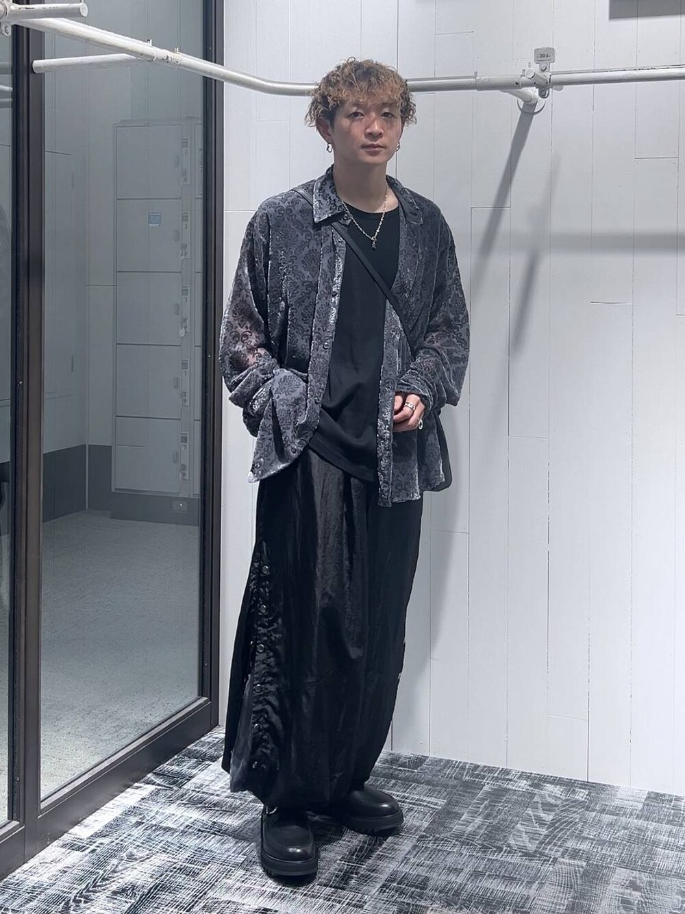 ブラック系のドレスシューズ、ブラック系のショルダーバッグ、ブラック系のTシャツ/カットソーを着用したメンズの夏コーディネートの1枚目の写真