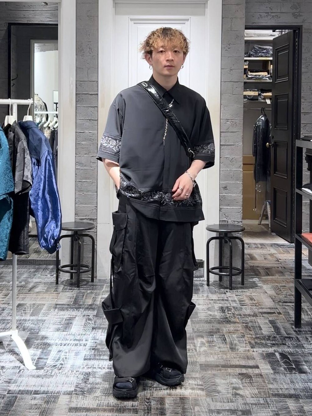 ブラック系のサンダル、ブラック系のカーゴパンツ、ブラック系のシャツ/ブラウスを着用したメンズの夏コーディネートの1枚目の写真