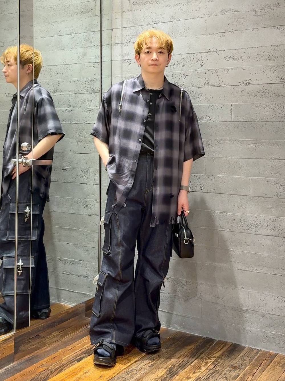 ブラック系のサンダル、ブルー系のデニムパンツ、ブラック系のショルダーバッグを着用したメンズの春コーディネートの1枚目の写真