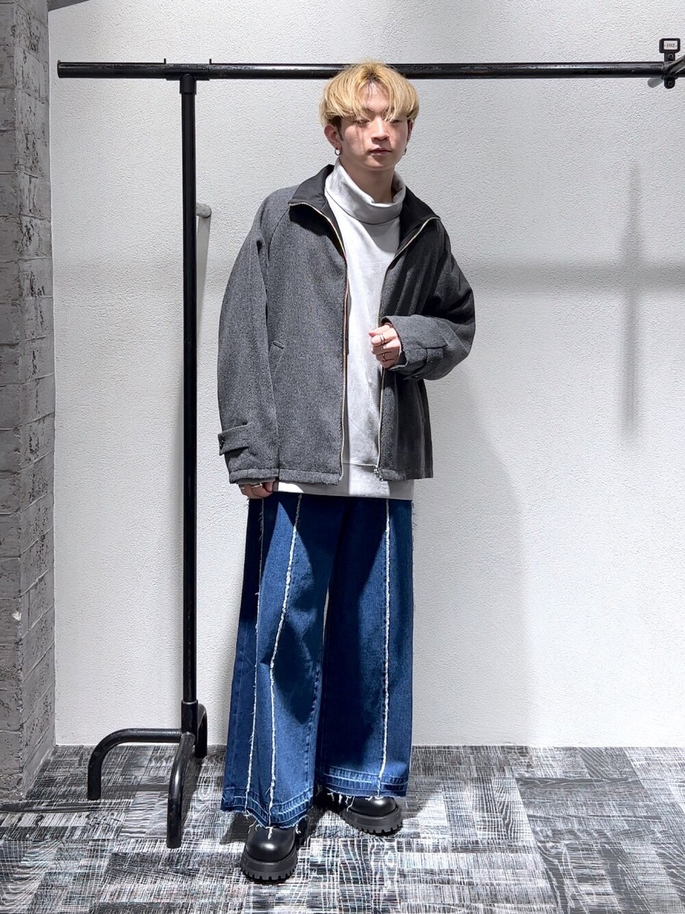 グレー系のスウェット、ブルー系のデニムパンツ、ブラック系のジャケット/アウターを着用したメンズの秋コーディネートの1枚目の写真