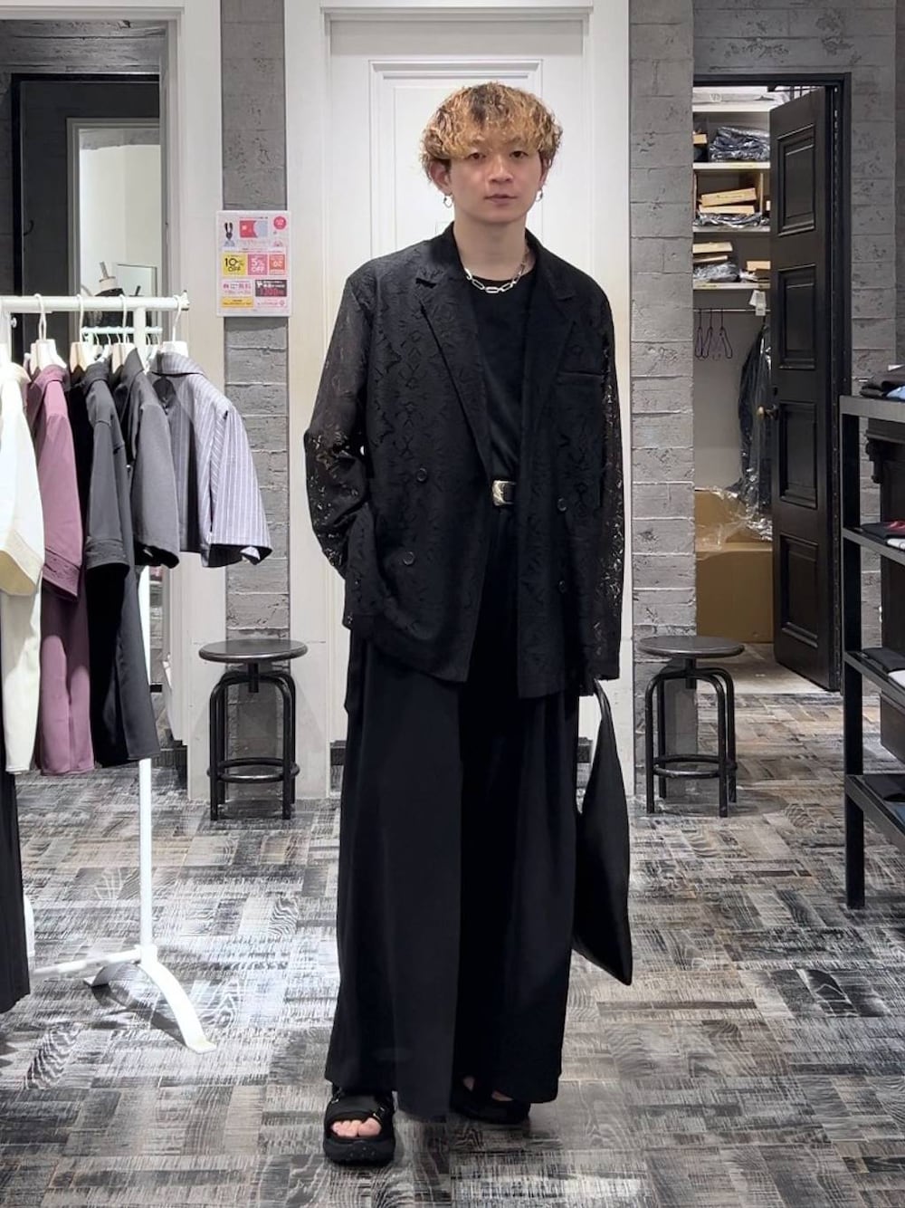 ブラック系のサンダル、グレー系のTシャツ/カットソー、ブラック系のスラックスを着用したメンズの夏コーディネートの1枚目の写真