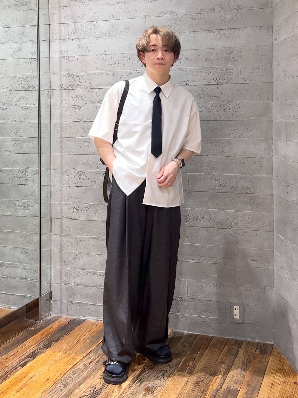 「低身長、きれいめ、オーバーサイズ、HARE、ワイドパンツ、シャツ、ベーシック/シンプル、WEB限定、夏コーデ」｜「HAREのステンレスブレスレット(HARE)（ブレスレット、シルバー系）」を使った、HARE     もりたいさん（メンズ・168cm）の春コーディネートの1枚目の写真